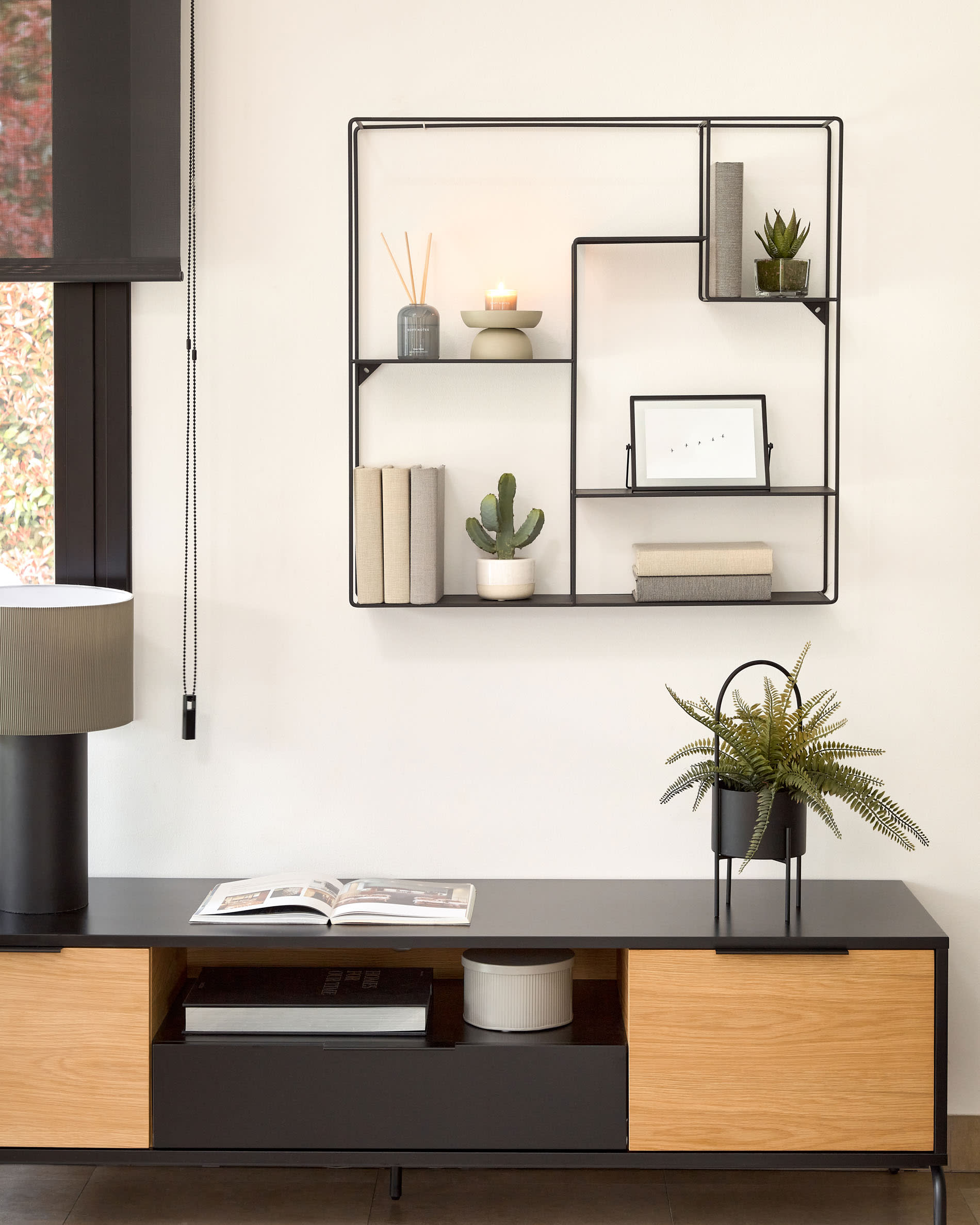 Stilvolle Domicina Tischlampe von Kave Home in Schwarz und Grau, ideal für gemütliche Beleuchtung in jedem Raum, vereint Eleganz und Funktionalität.