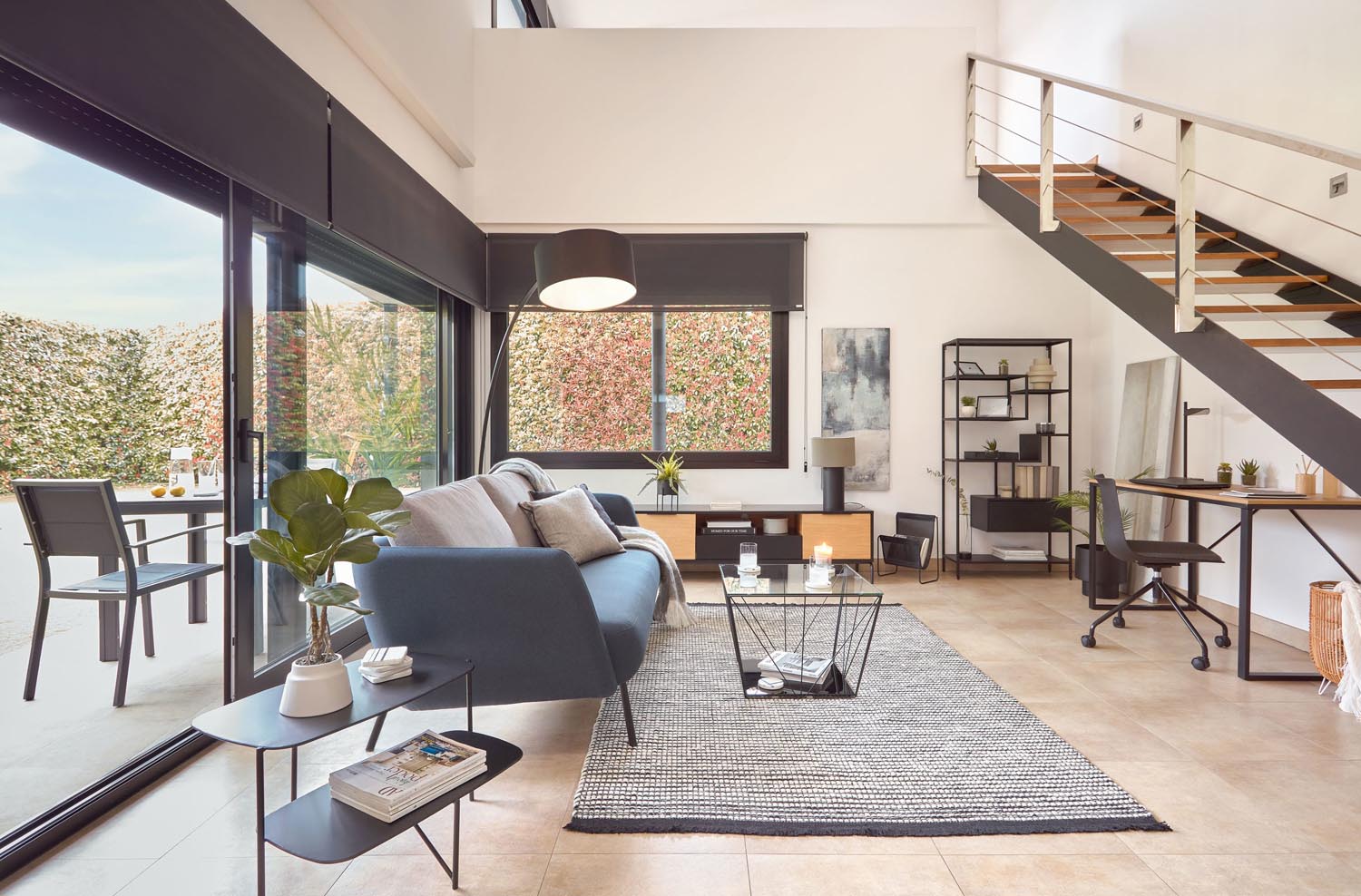 Stilvolle Tischlampe aus schwarzem und grauem Metall von Kave Home, perfekt für moderne Wohnräume und eine angenehme Atmosphäre.