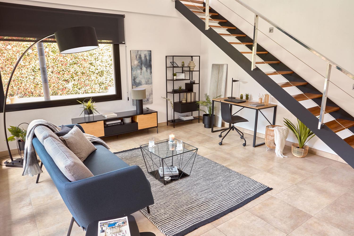 Stilvolle Tischlampe aus schwarzem und grauem Metall von Kave Home, perfekt für moderne Wohnräume und eine angenehme Atmosphäre.