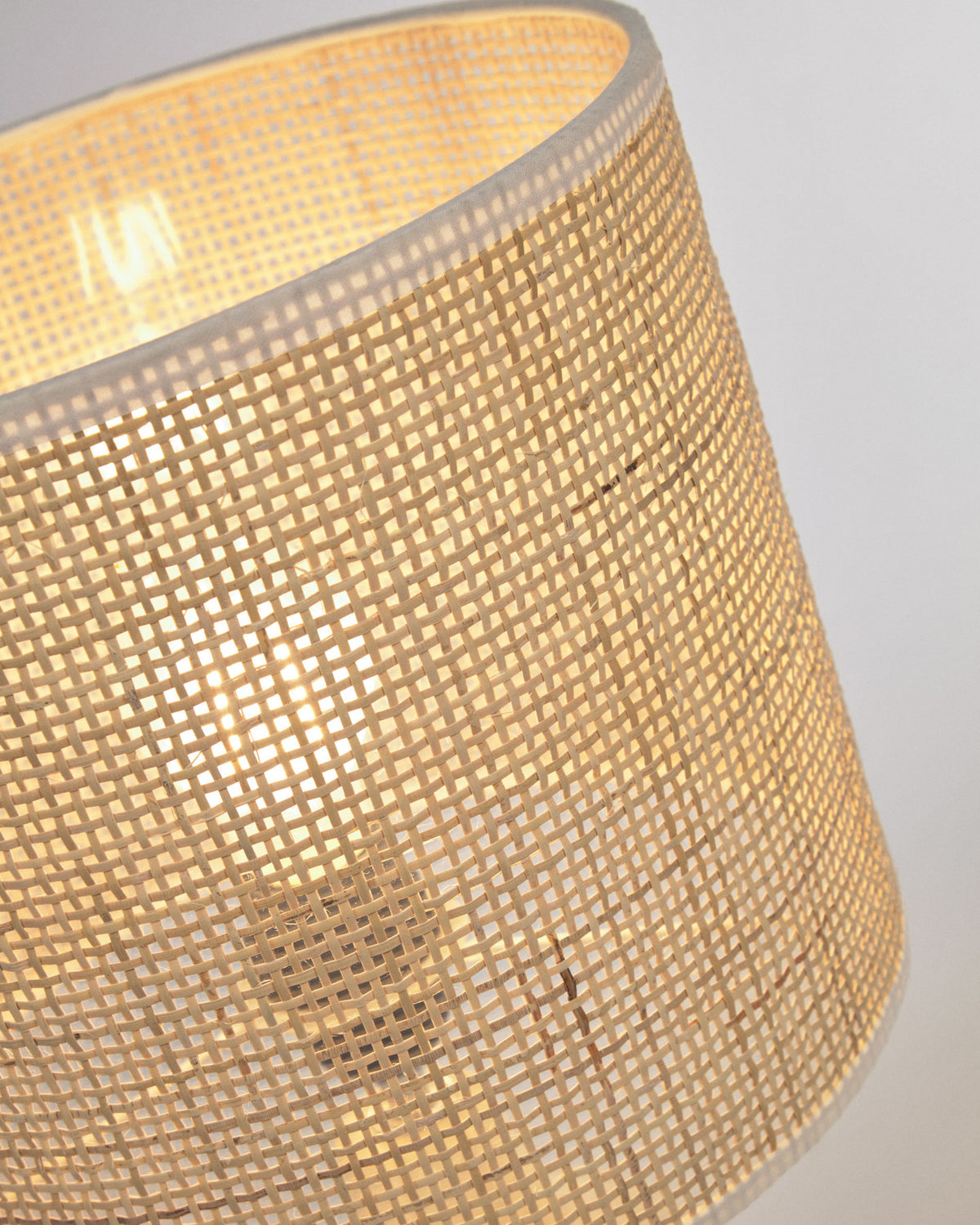 Erna Tischlampe aus weisser Keramik und Bambus mit natürlichem Finish in Natur, Beige präsentiert im Onlineshop von KAQTU Design AG. Tischleuchte ist von Kave Home