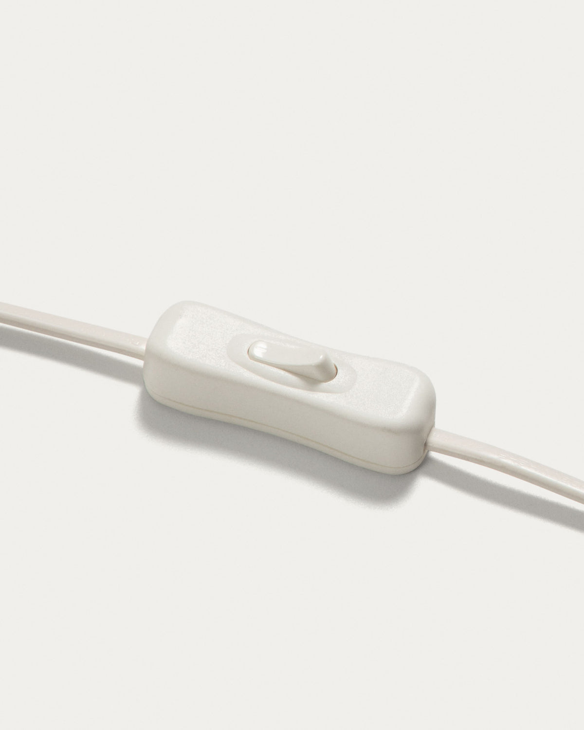 Erna Tischlampe aus weisser Keramik und Bambus mit natürlichem Finish in Natur, Beige präsentiert im Onlineshop von KAQTU Design AG. Tischleuchte ist von Kave Home