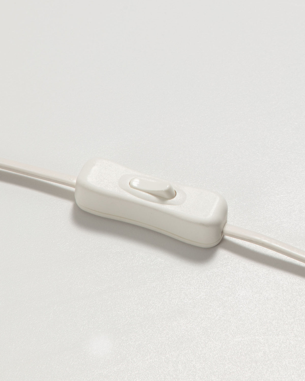 Eshe Tischlampe aus Keramik in der Farbe Terrakotta und weiss in Weiss präsentiert im Onlineshop von KAQTU Design AG. Tischleuchte ist von Kave Home