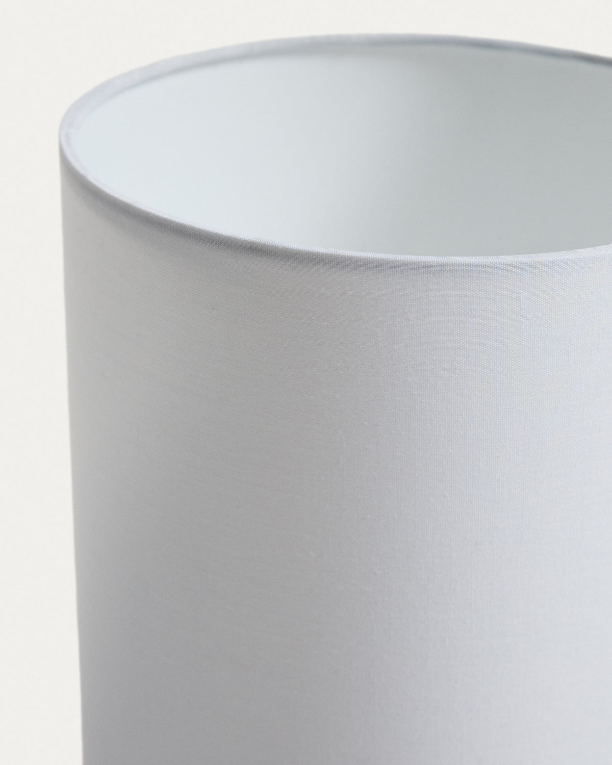 Eshe Tischlampe aus Keramik in der Farbe Terrakotta und weiss in Weiss präsentiert im Onlineshop von KAQTU Design AG. Tischleuchte ist von Kave Home