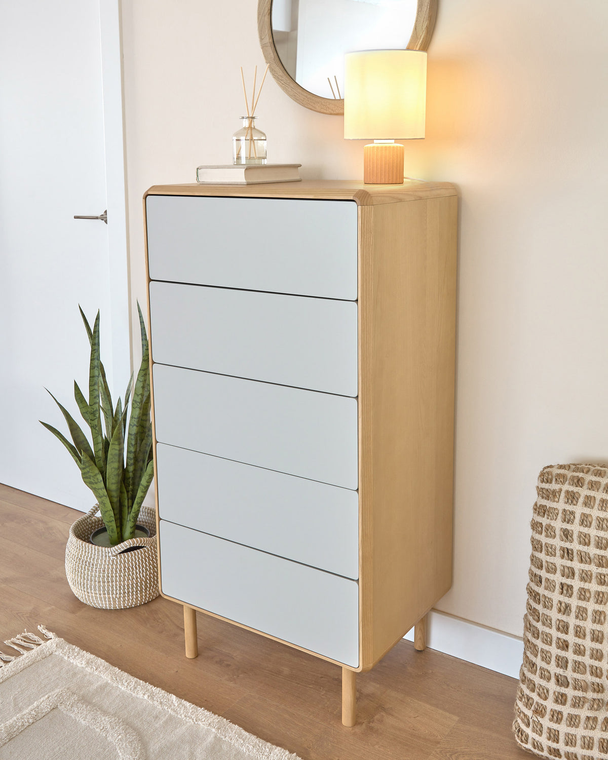 Eshe Tischlampe aus Keramik in der Farbe Terrakotta und weiss in Weiss präsentiert im Onlineshop von KAQTU Design AG. Tischleuchte ist von Kave Home