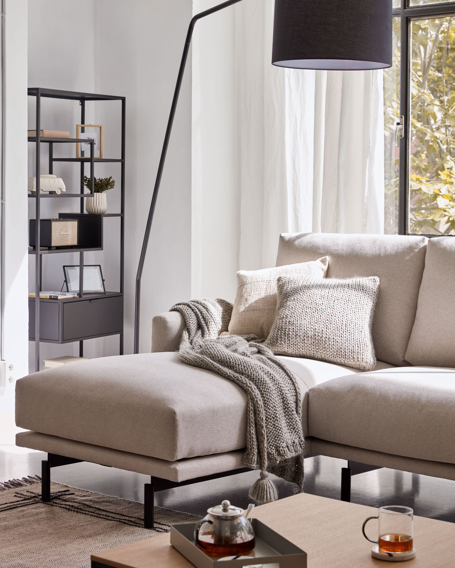 Elegante Ciana Stehlampe aus schwarzem Metall mit Baumwollschirm, ideal für moderne Wohnräume, von Kave Home.