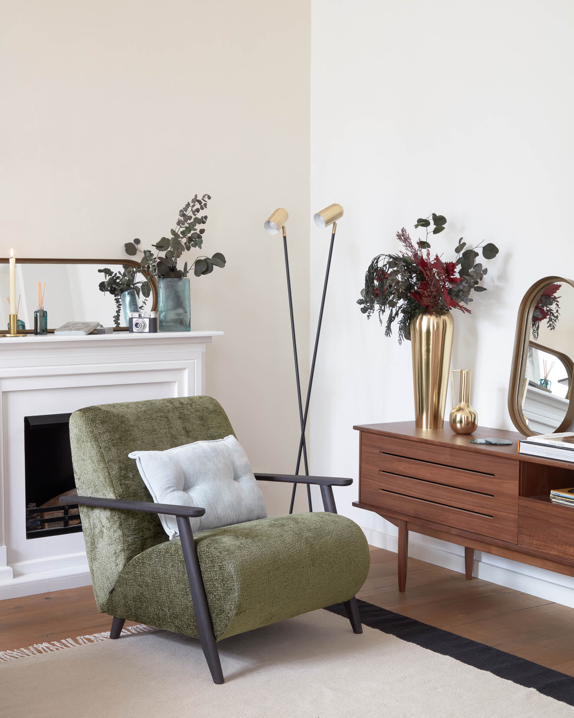 Die Clemence Stehlampe vereint robustes schwarzes Metall mit luxuriösen goldenen Schirmen und schafft so eine einladende Atmosphäre in jedem Raum.