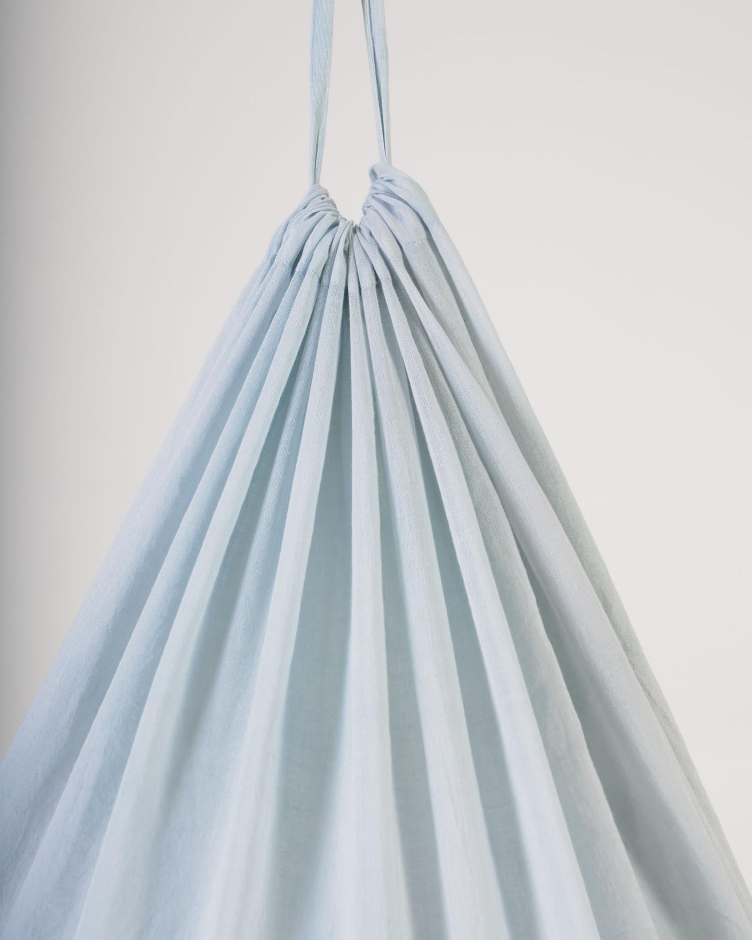 Entdecken Sie das Carelene Himmelbett für Kinder von Kave Home: 100% Baumwolle, robustes Design und ein magischer Rückzugsort für süße Träume.