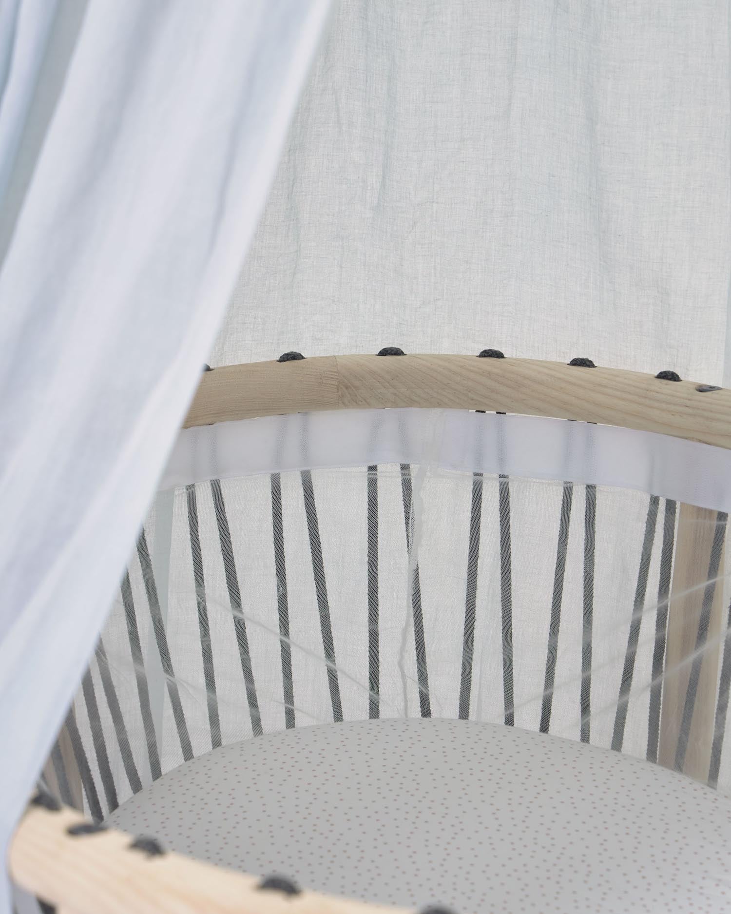 Das Carelene Himmelbett für Kinder von Kave Home bietet Komfort, Sicherheit und ein stilvolles Design aus 100% Baumwolle in beruhigendem Blau.