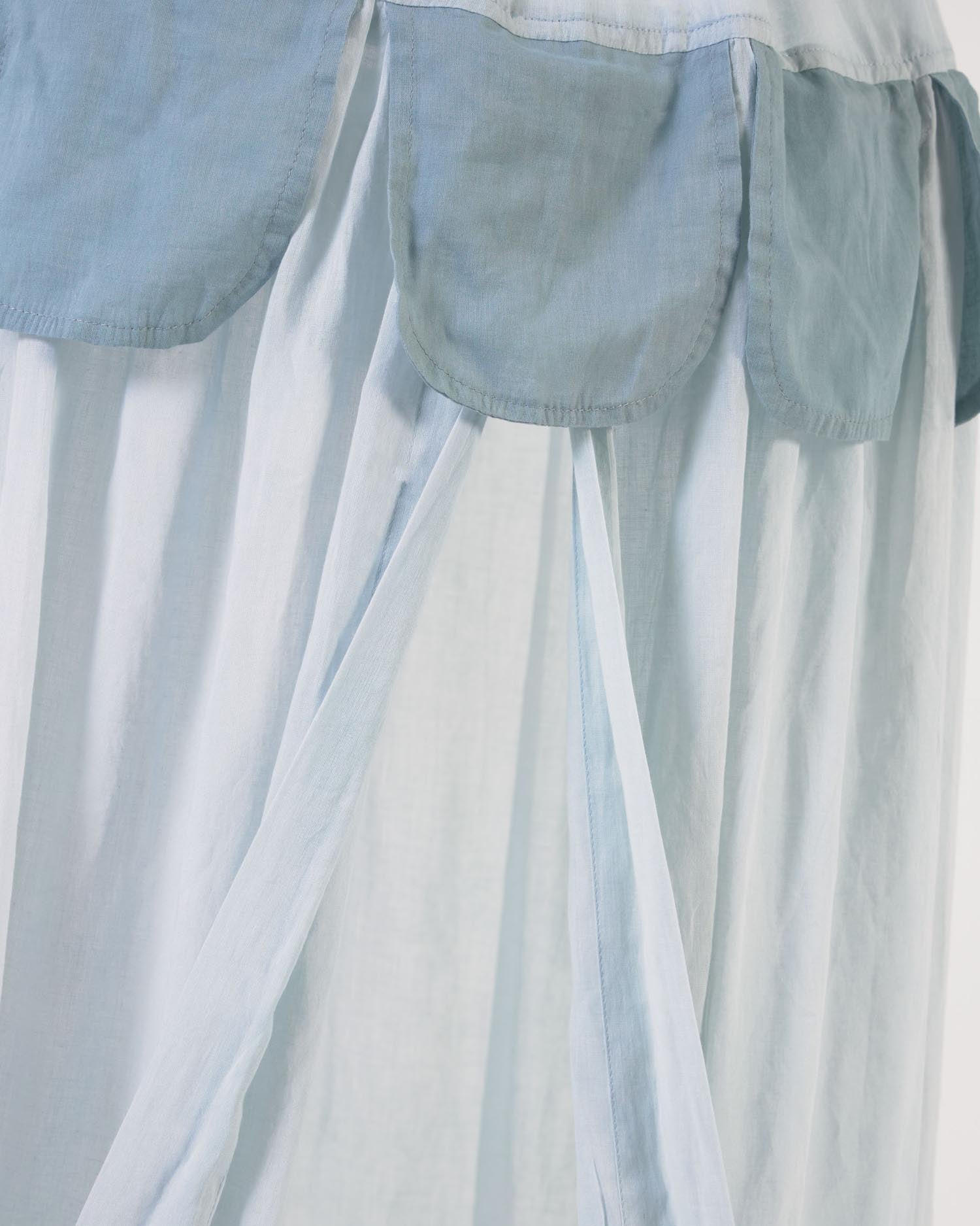 Entdecken Sie das Carelene Himmelbett für Kinder von Kave Home: 100% Baumwolle, robustes Massivholz und ein magischer Rückzugsort in beruhigendem Blau.