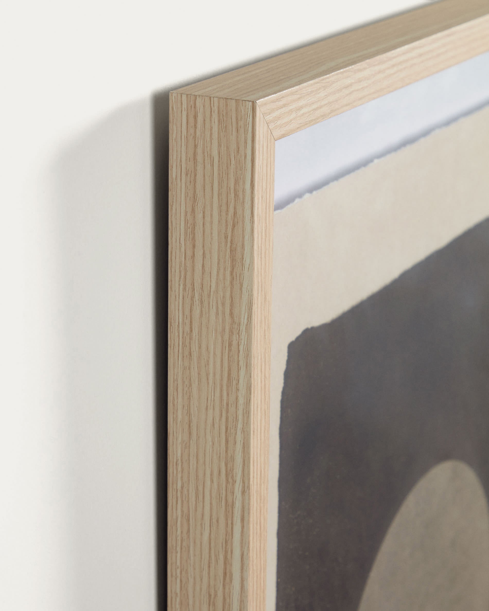 Das Naira Bild (60x90 cm) von Kave Home zeigt ein modernes Design mit schwarzem Kreis, ideal für stilvolle Wohnräume.