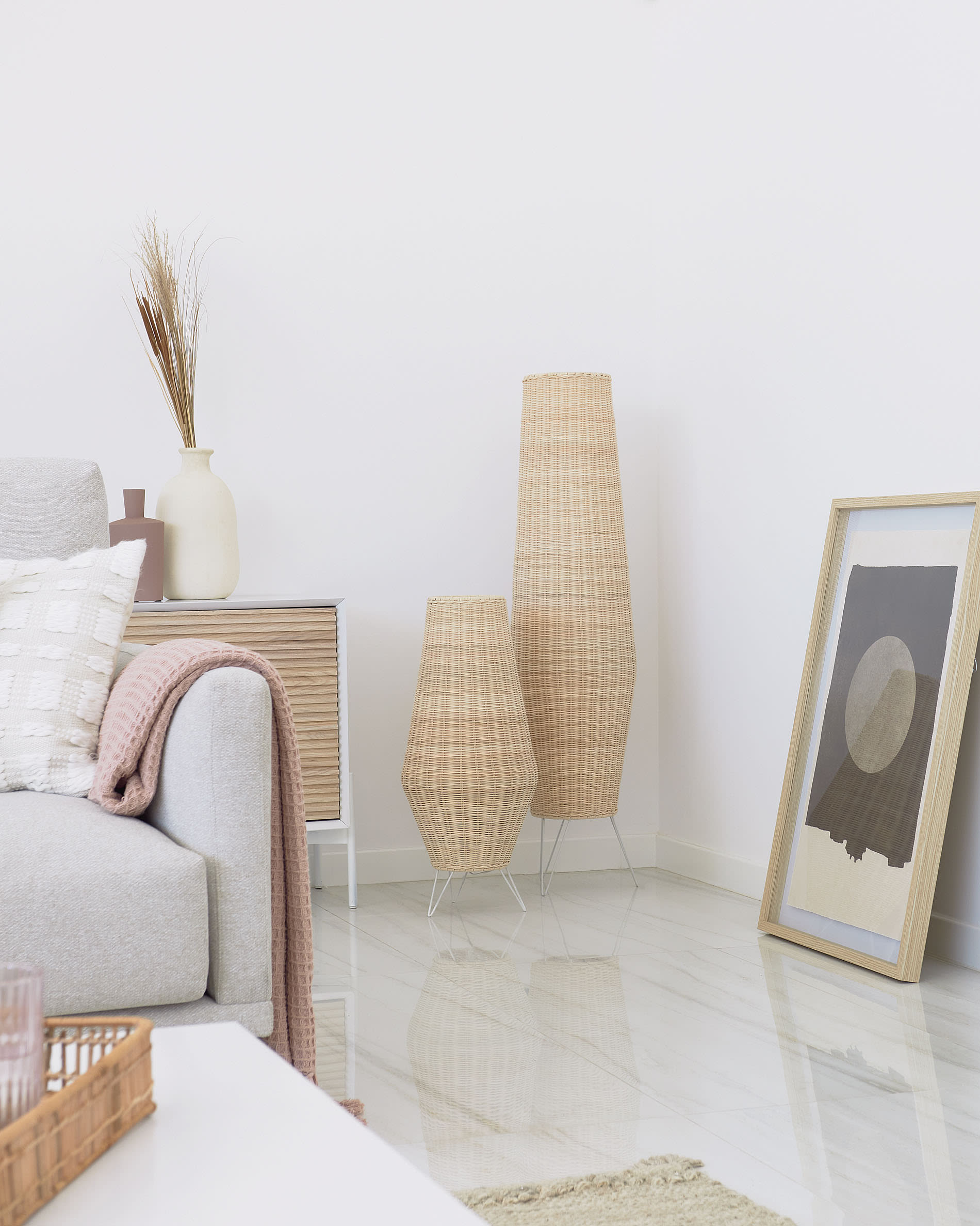 Das Naira Bild von Kave Home (60x90 cm) besticht durch sein modernes Design mit schwarzem Kreis, perfekt für zeitgemäße Inneneinrichtung.