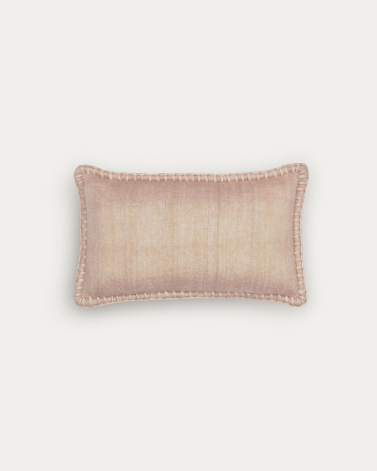 Augustina Kissenbezug rosa 30 x 50 cm in Rosa präsentiert im Onlineshop von KAQTU Design AG. Deko Kissenbezug ist von Kave Home