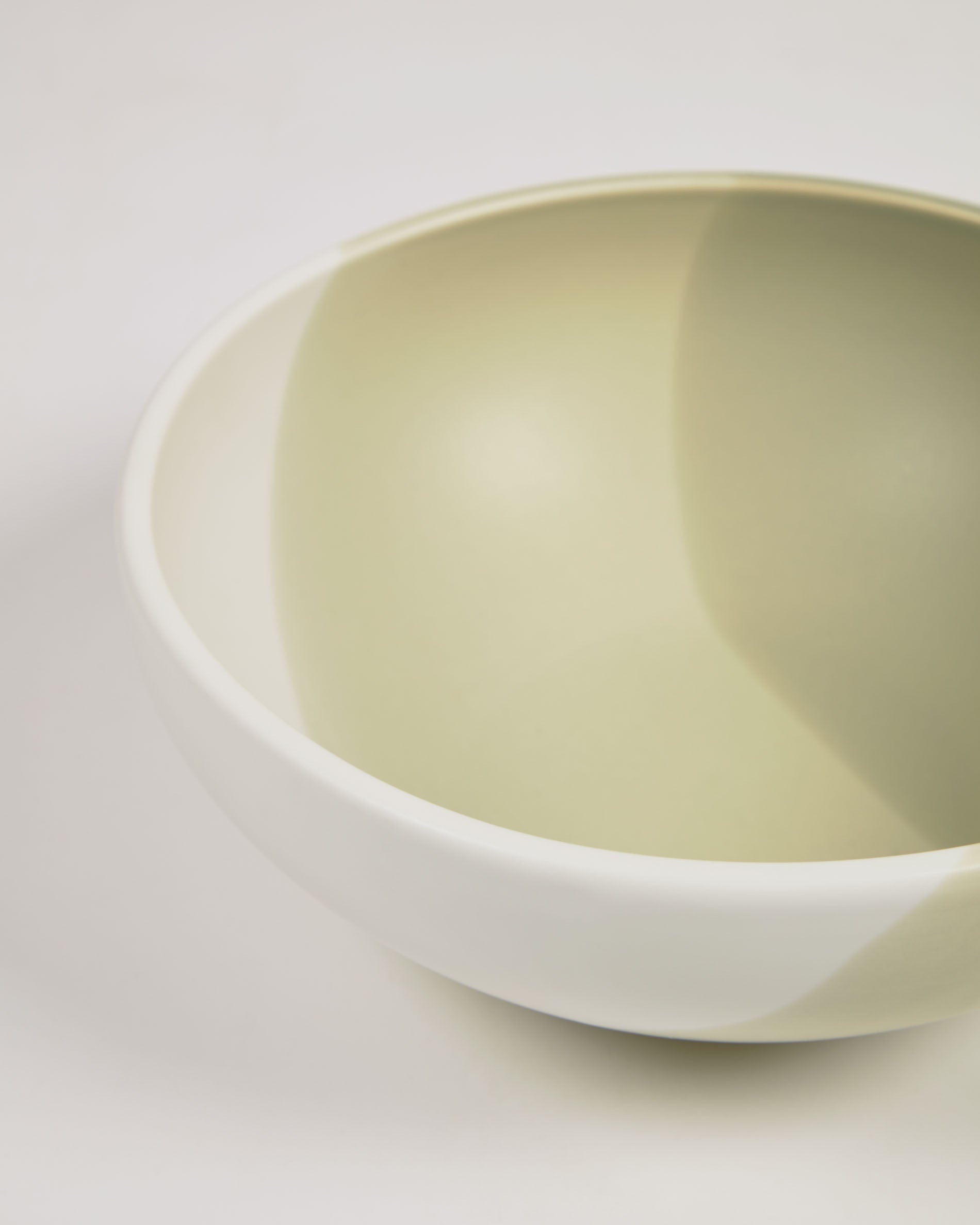 Die Sayuri große Schale von Kave Home vereint stilvolles Design und Funktionalität in Grün und Weiß. Ideal für jeden Anlass!