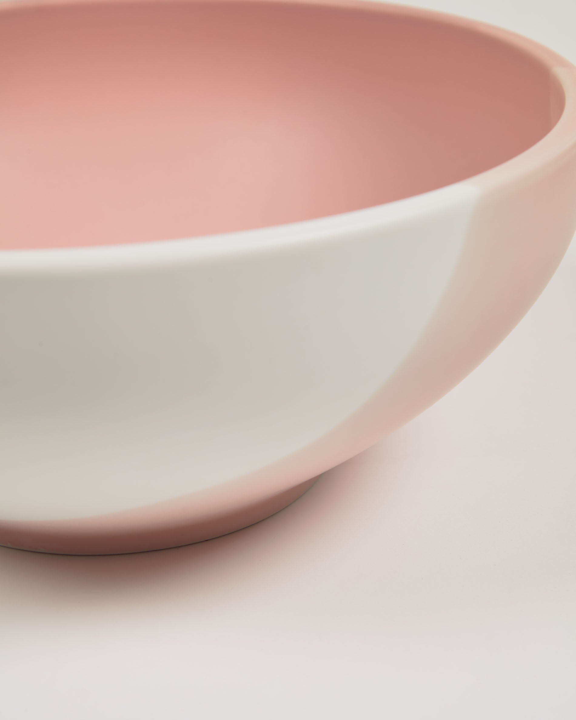 Die Sayuri Schale aus feinem Porzellan in zartem Rosa und Weiss ist das perfekte Accessoire für stilvolle Tischdekorationen und besondere Anlässe.