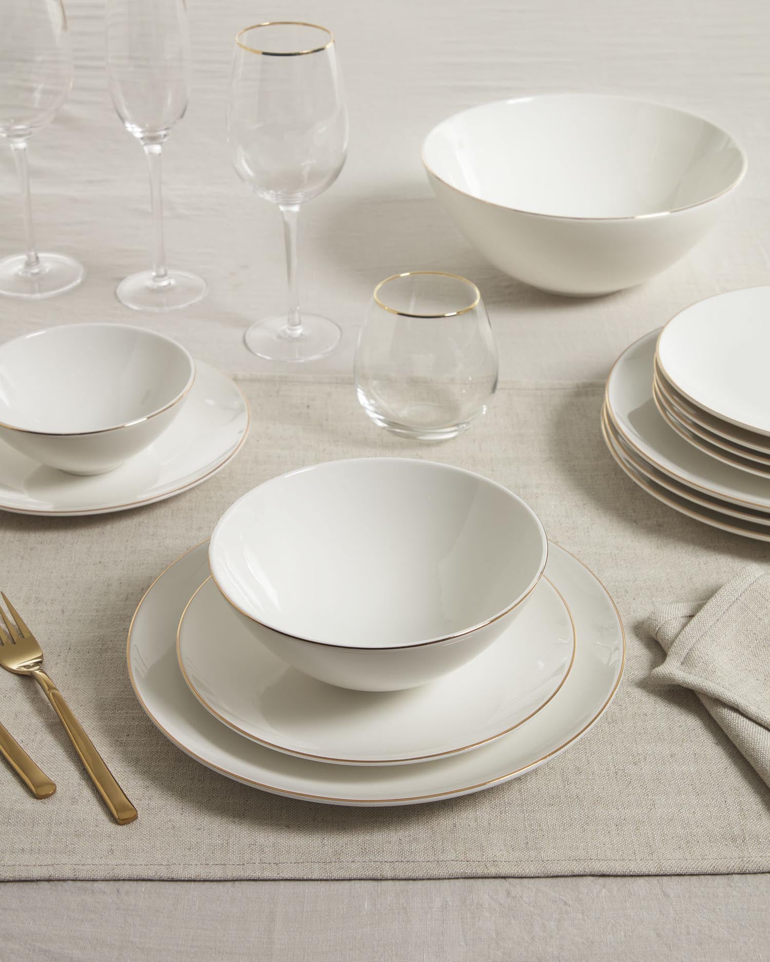 Grosse weisse Porzellanschale Taisia von Kave Home, stilvoll und vielseitig, perfekt für moderne Tischdekoration und Servieren.