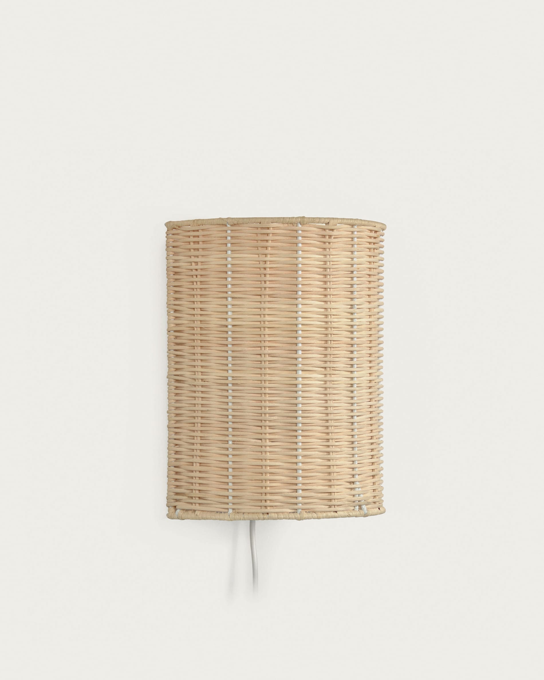 Kimjit Wandleuchte aus Rattan mit natürlichem Finish in Natur präsentiert im Onlineshop von KAQTU Design AG. Wandleuchte ist von Kave Home