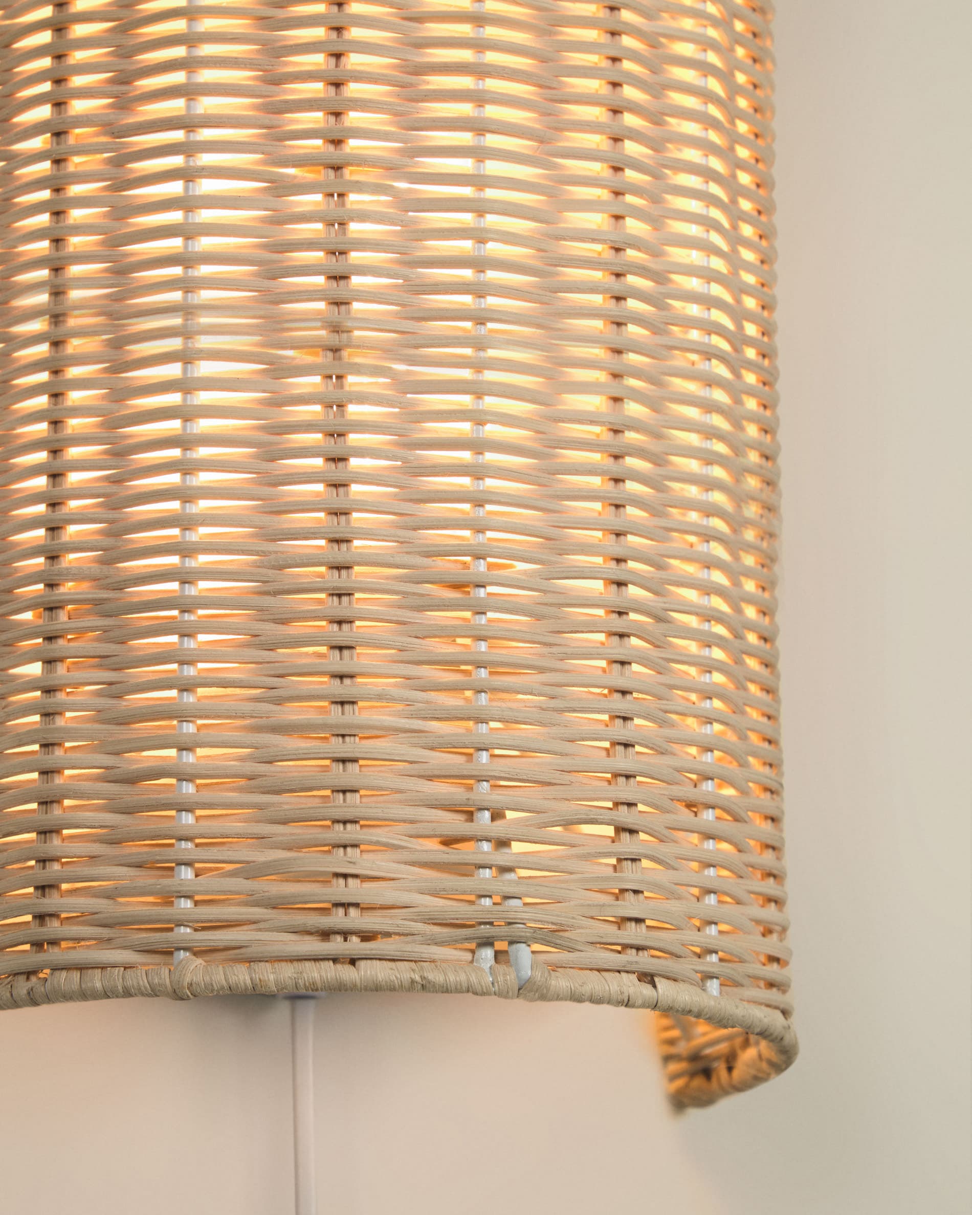 Kimjit Wandleuchte aus Rattan mit natürlichem Finish in Natur präsentiert im Onlineshop von KAQTU Design AG. Wandleuchte ist von Kave Home