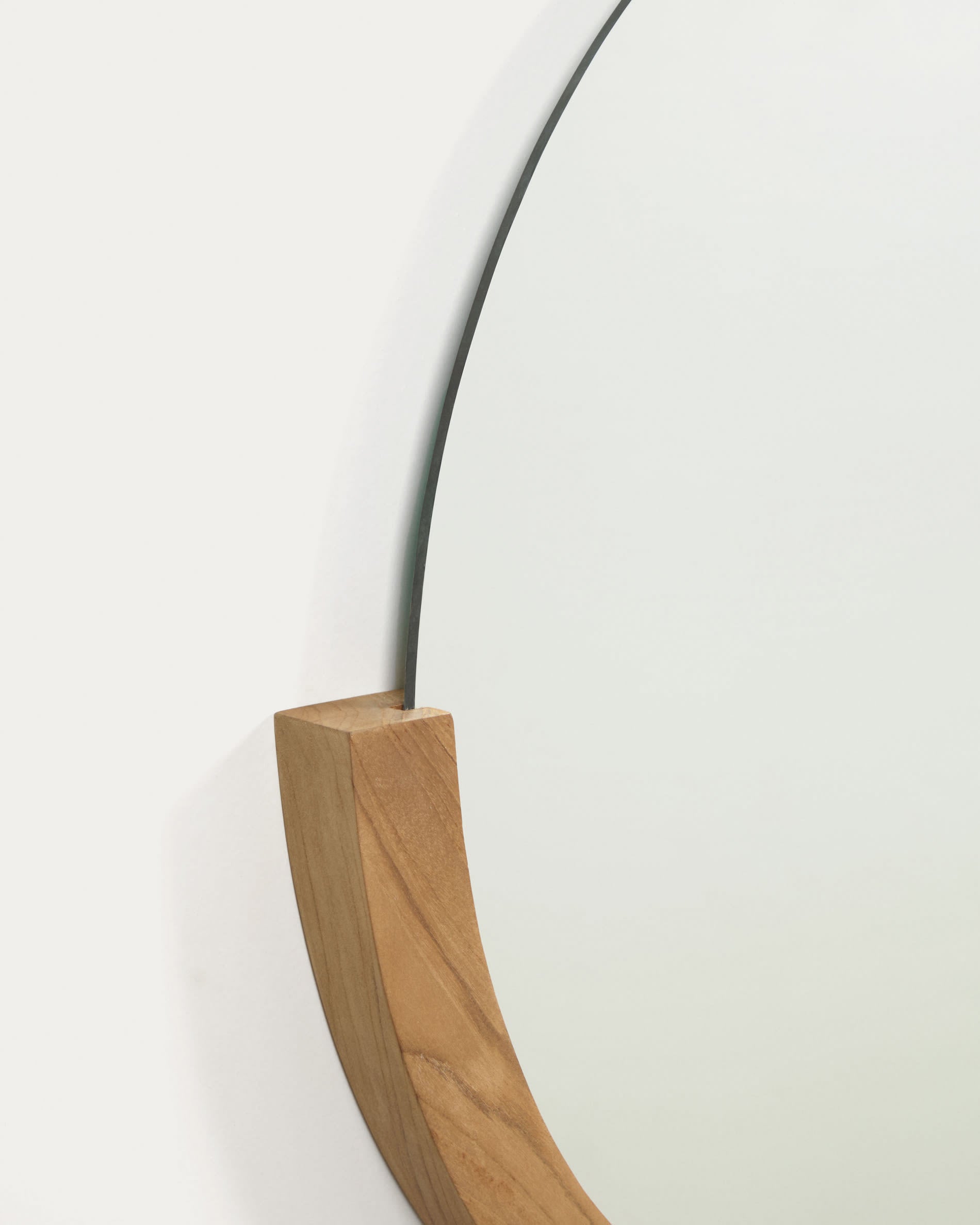 Rokia Spiegel (90x55 cm) aus massivem Teakholz von Kave Home: Hochwertig, langlebig und mit elegantem orientalischem Flair für jedes Zuhause.