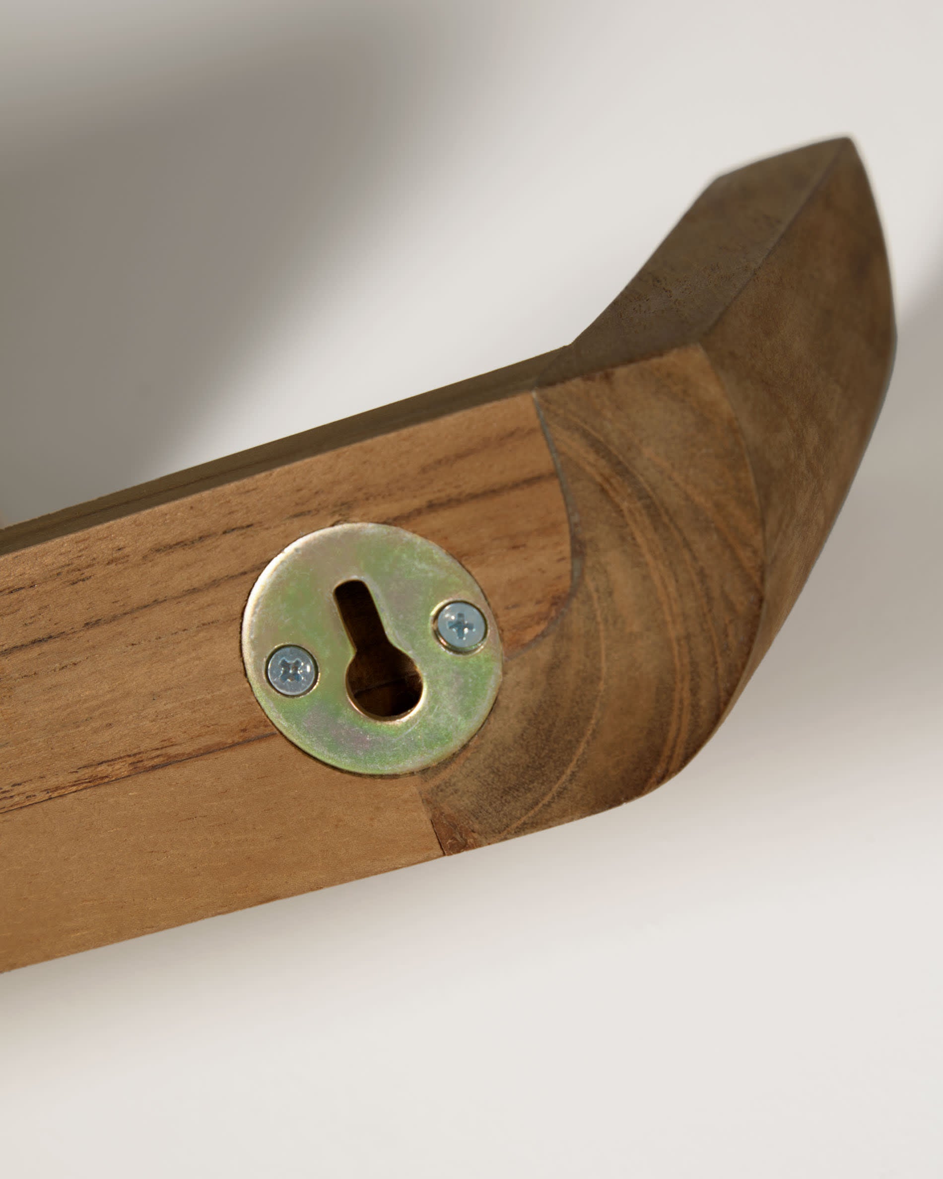 Set aus 2 massiven Teakholz-Regalen mit edlem Nussholzfinish, 50 x 5 cm. Ideal für eine stilvolle und funktionale Raumgestaltung.