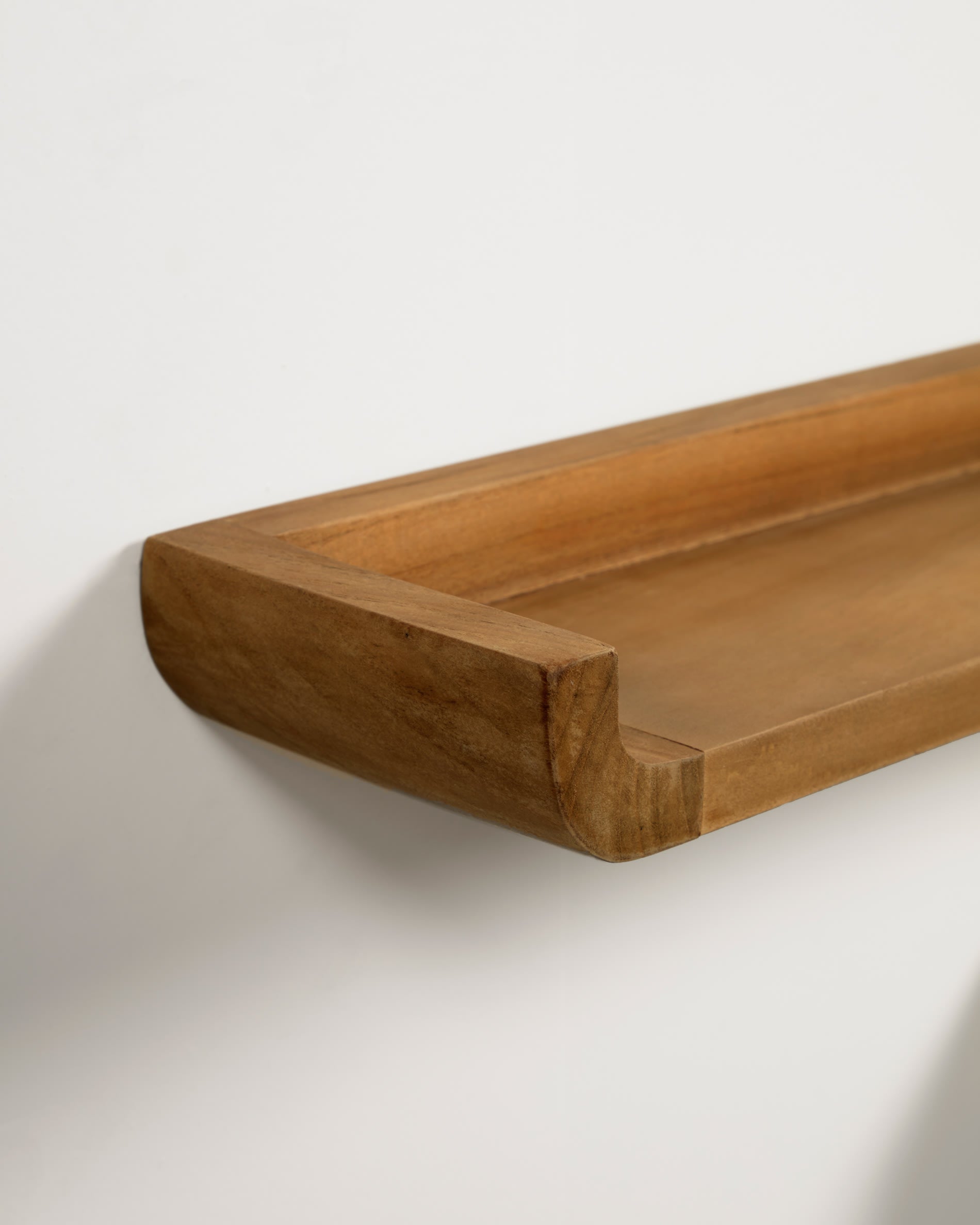 Entdecken Sie das Shamel Set aus 2 eleganten Teakholzregalen (50 x 5 cm) von Kave Home – ideal für stilvolle Akzente und praktische Aufbewahrung.