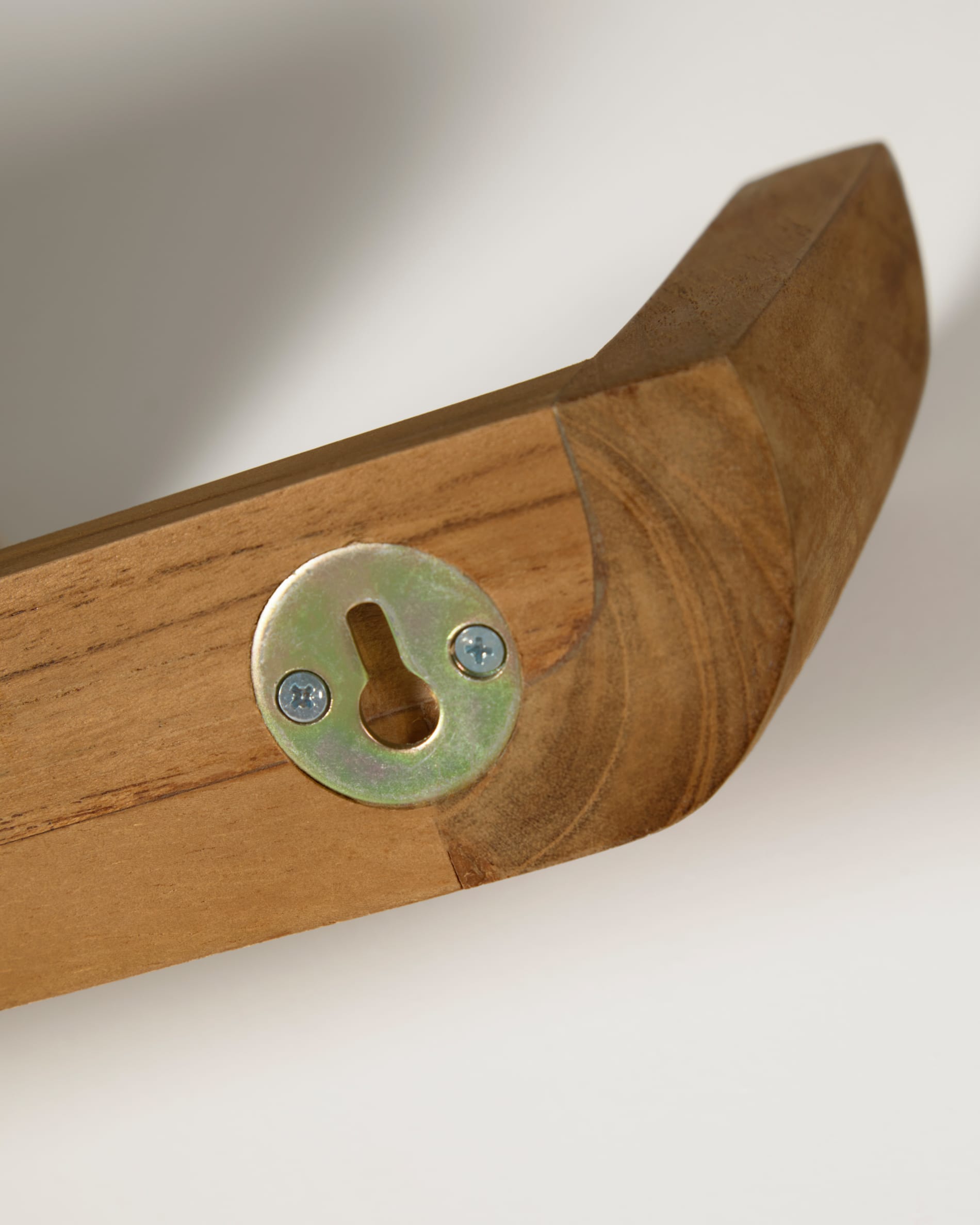 Verleihen Sie Ihrem Raum mit dem Shamel Set aus 2 massiven Teakholzregalen (50 x 5 cm) von Kave Home einen Hauch von Eleganz und Funktionalität.