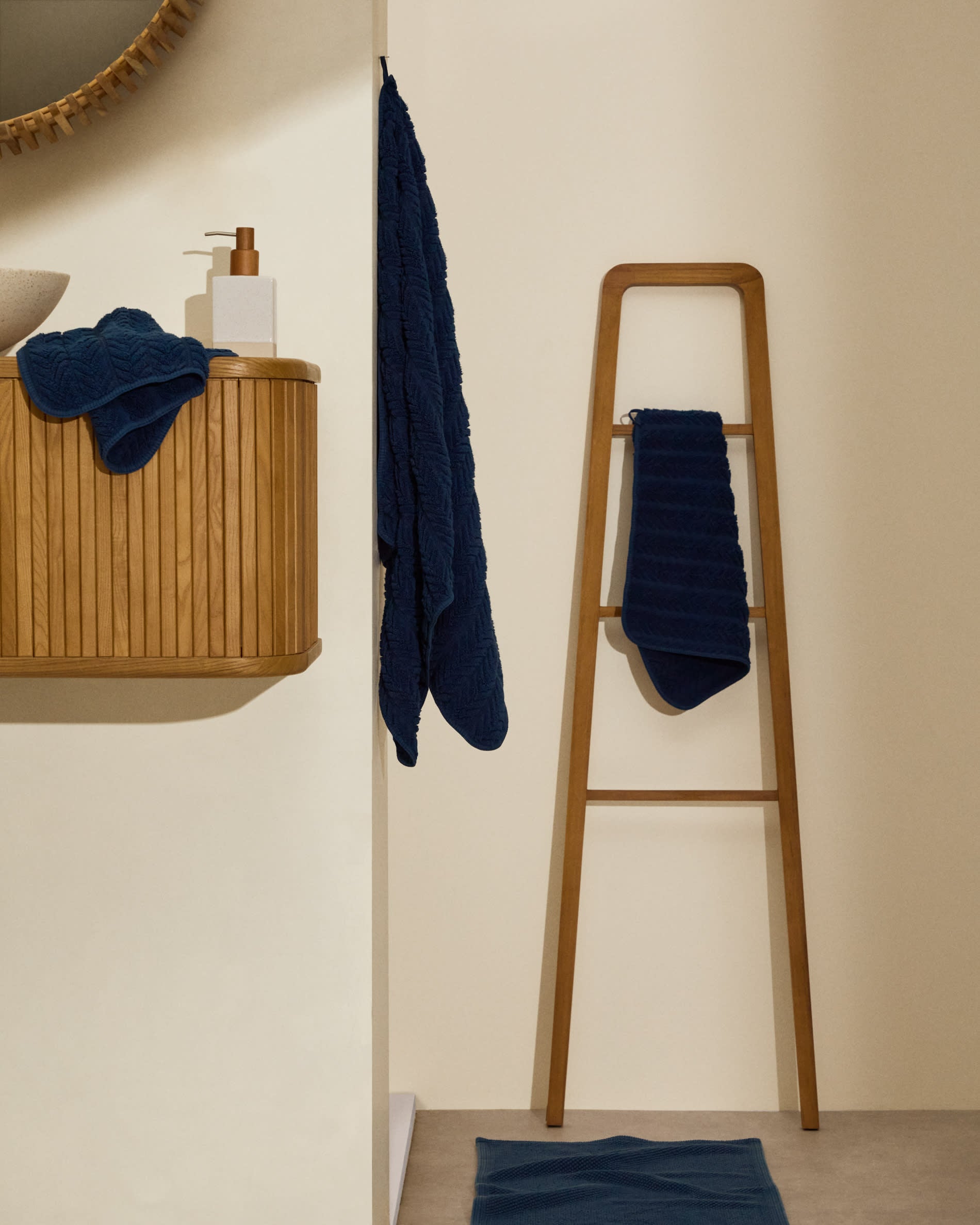 Stilvoller Handtuchhalter aus massivem Teakholz, 50x160 cm, mit natürlichem Finish, perfekt für moderne und elegante Badezimmer.