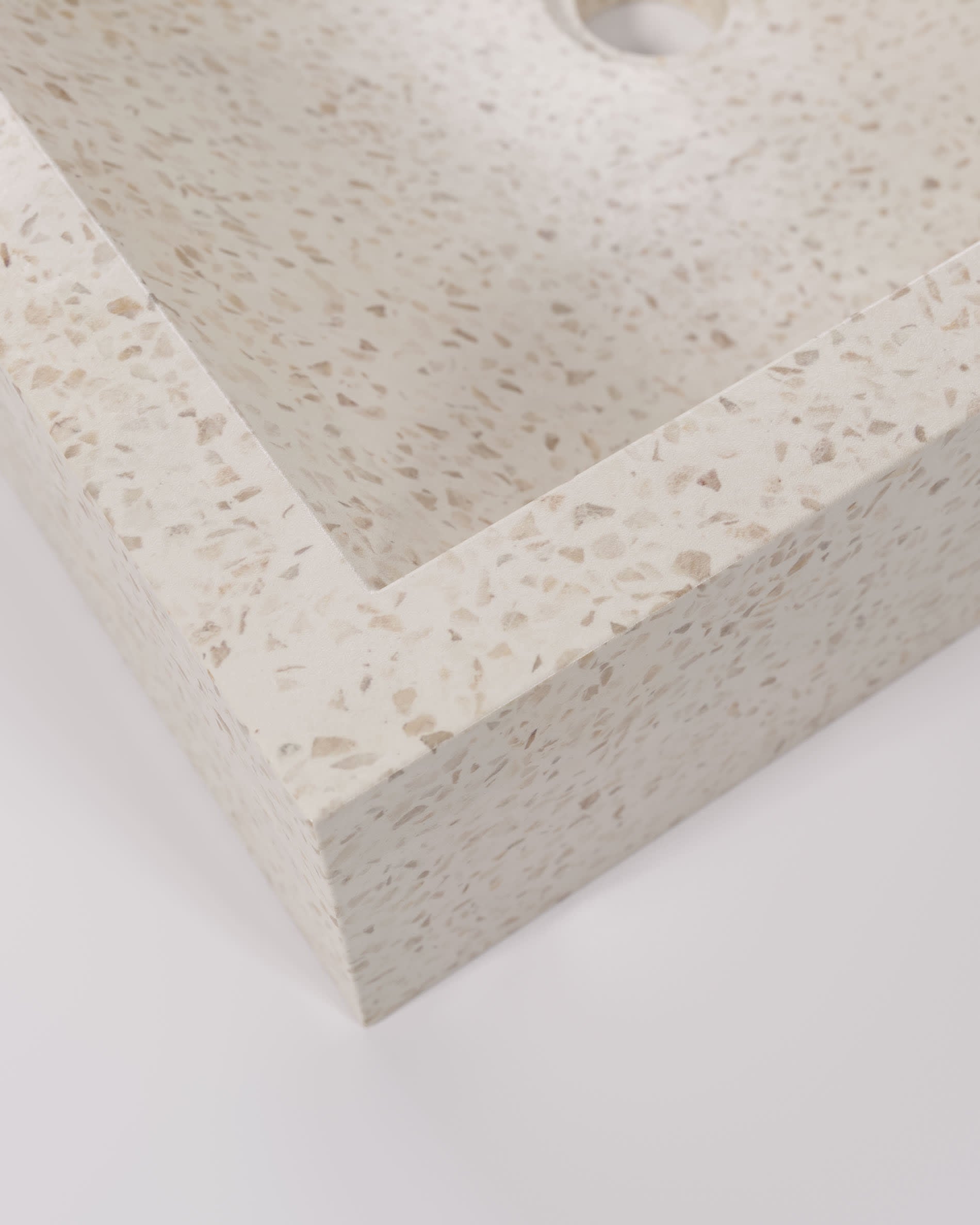 Kave Home Delina Aufsatzwaschtisch in elegantem weißem Terrazzo, 40 x 45 cm – ideal für moderne Badezimmer und zeitlose Wohnkonzepte.