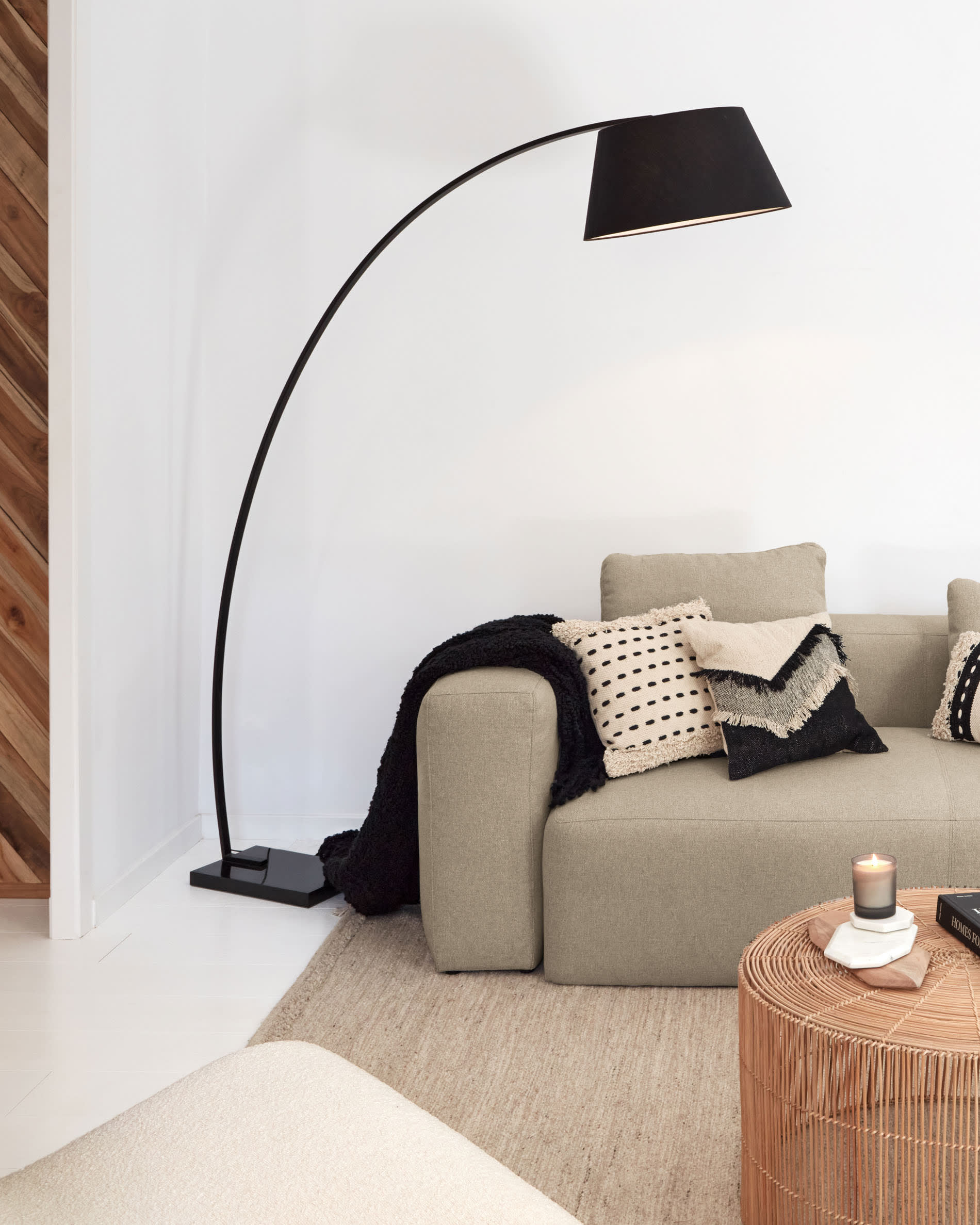 Entdecken Sie das Set Elmima: zwei stilvolle Couchtische aus 100% Rattan mit natürlichem Finish, ideal für jeden Wohnstil.