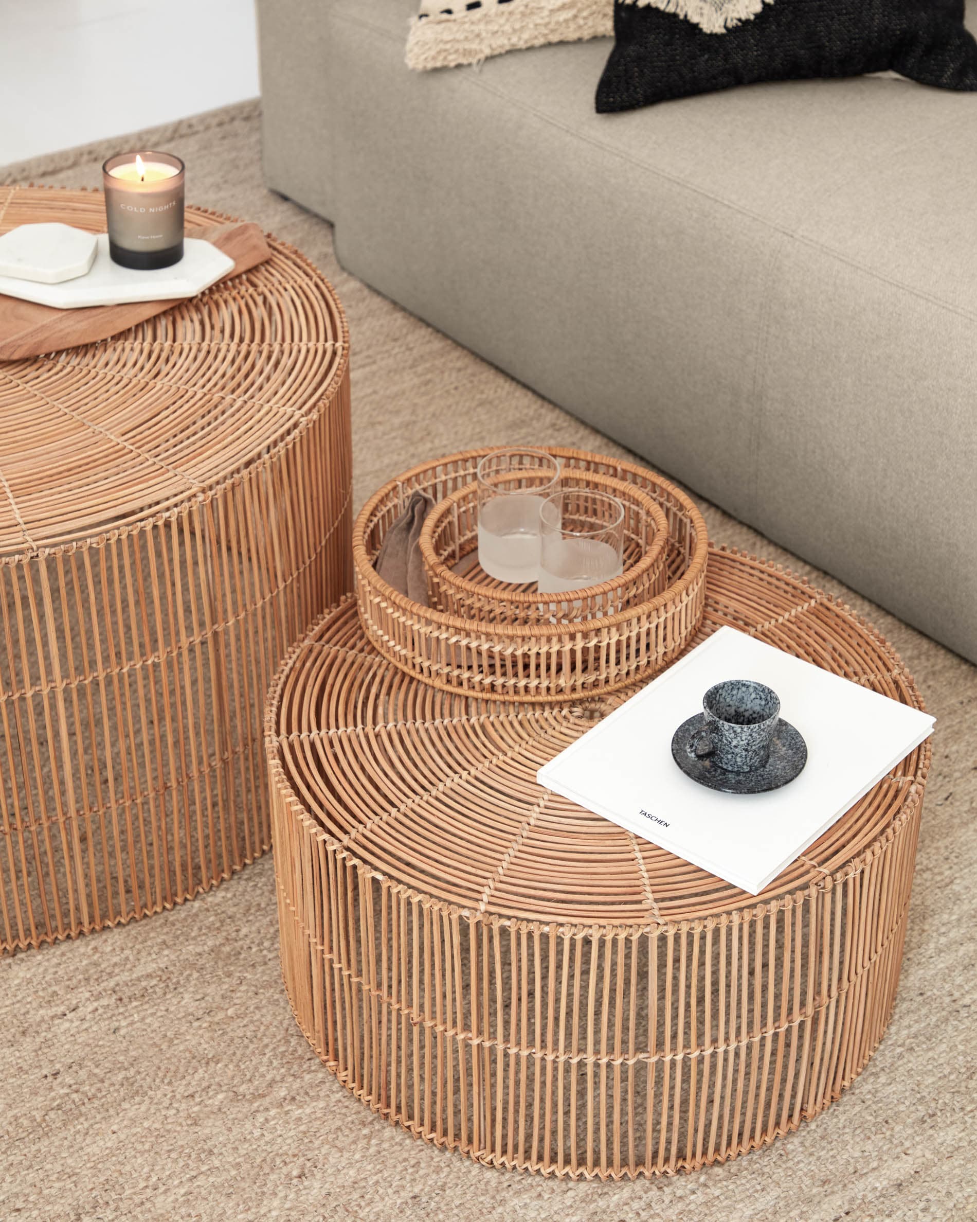 Set Elmima: 2 handgefertigte Rattan-Couchtische mit natürlichem Finish, nachhaltig, elegant, Ø 66 cm & Ø 55 cm von Kave Home.