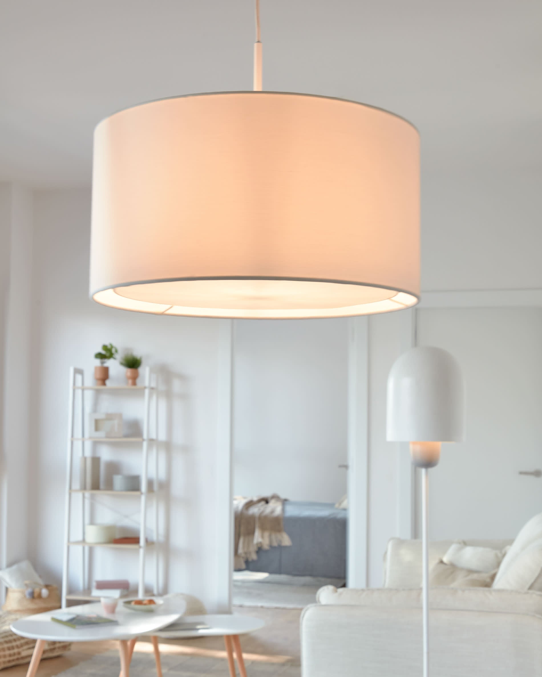 Moderner weisser Lampenschirm Santana von Kave Home, Ø 40 cm, mit Diffusor für sanftes Licht und stilvolle Wohnraumgestaltung.