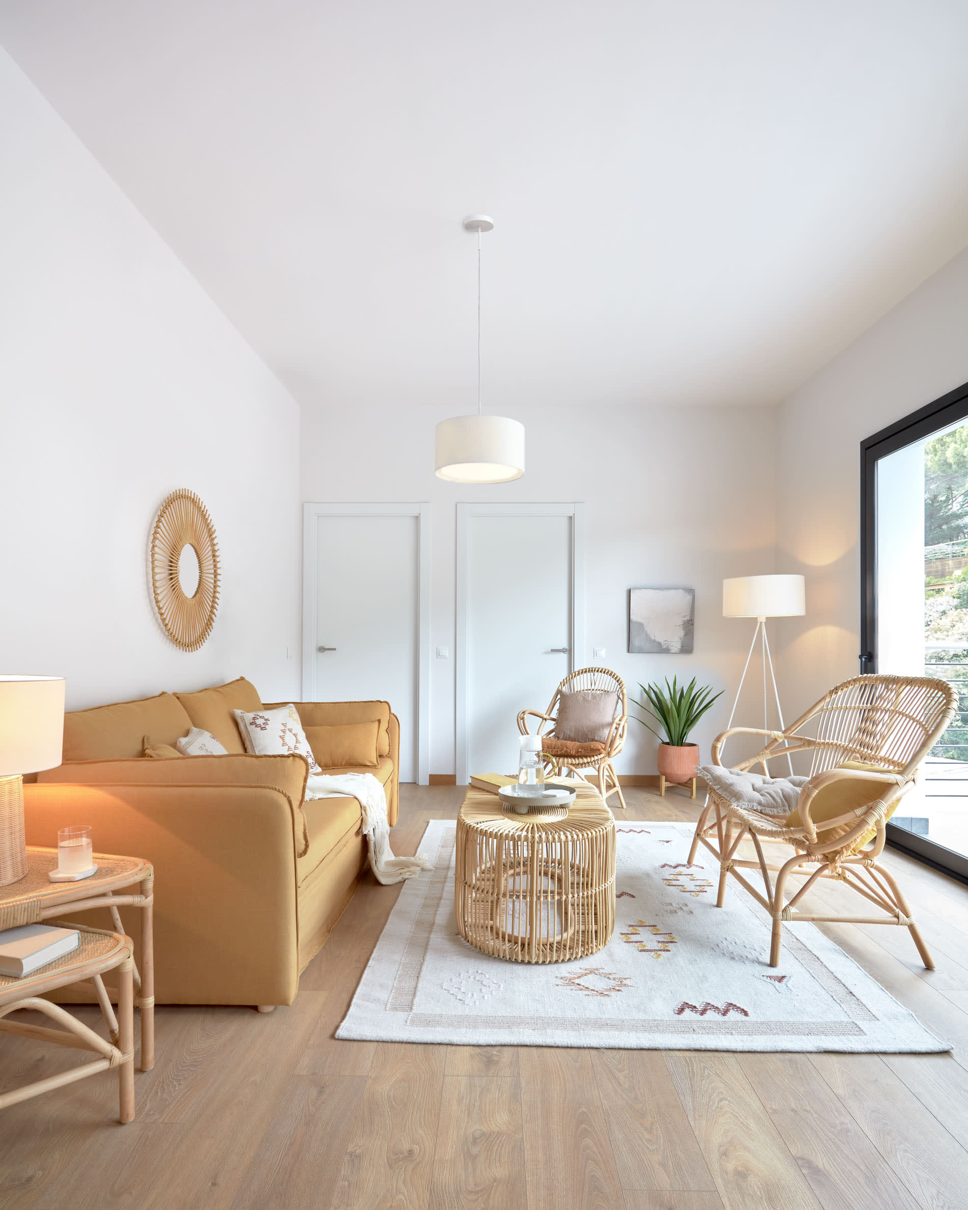 Der weisse Santana Lampenschirm (Ø 40 cm) von Kave Home besticht durch elegantes Design und gleichmässige Lichtverteilung.