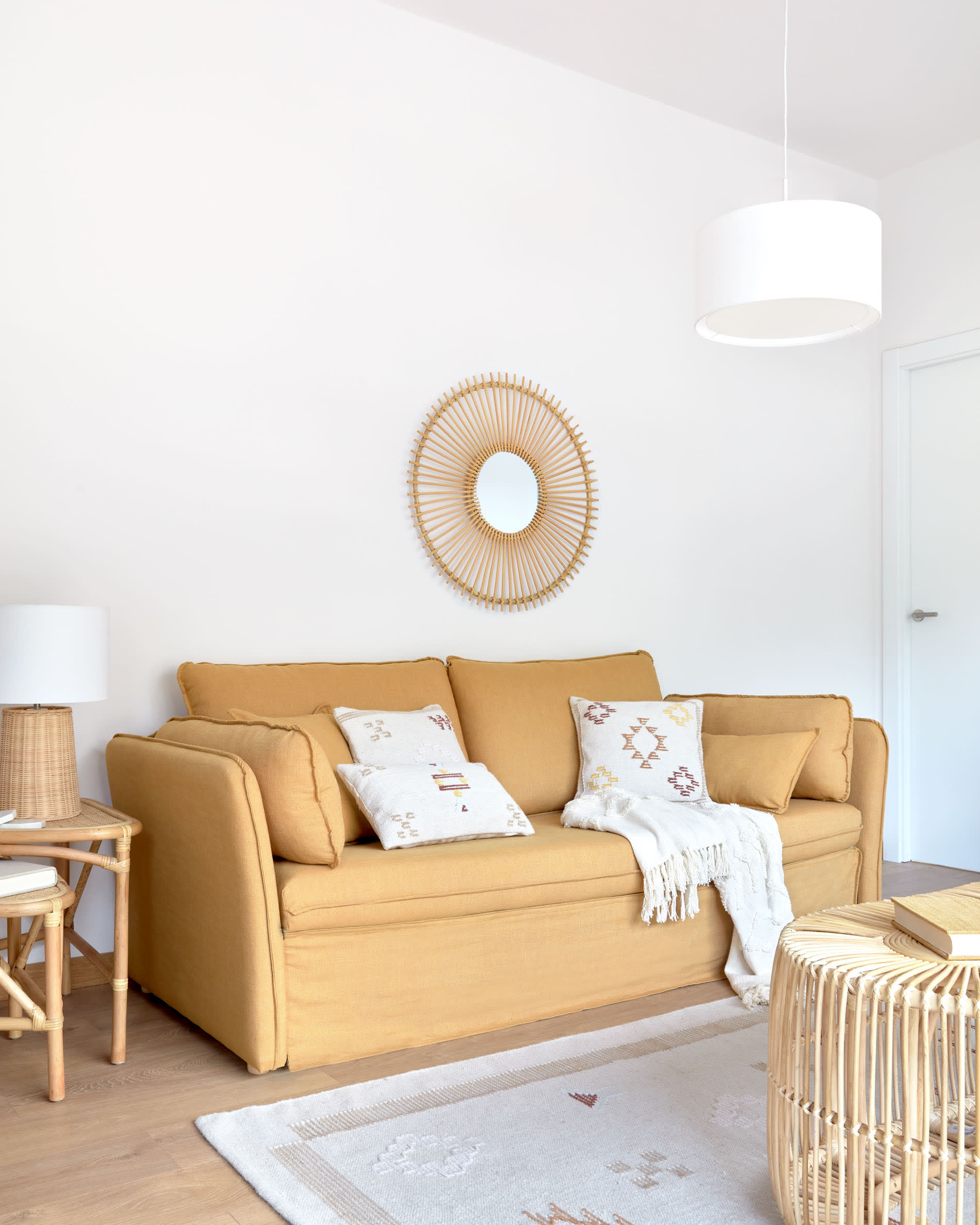 Eleganter weisser Lampenschirm Santana von Kave Home, Ø 40 cm, mit Diffusor für angenehmes Licht und modernes Wohnambiente.