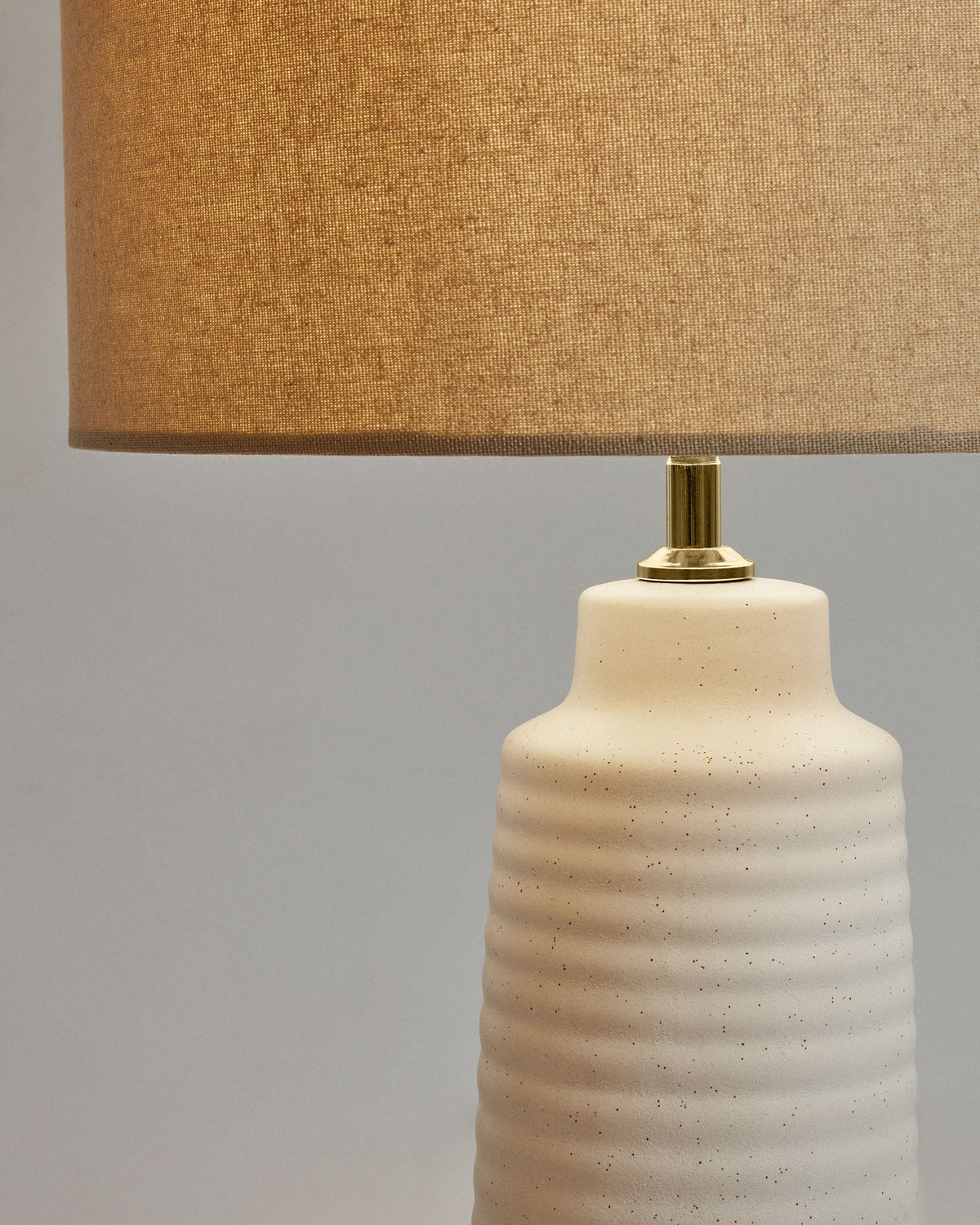 Tischlampe Mijal aus Keramik mit weissem Finish in Weiss präsentiert im Onlineshop von KAQTU Design AG. Tischleuchte ist von Kave Home