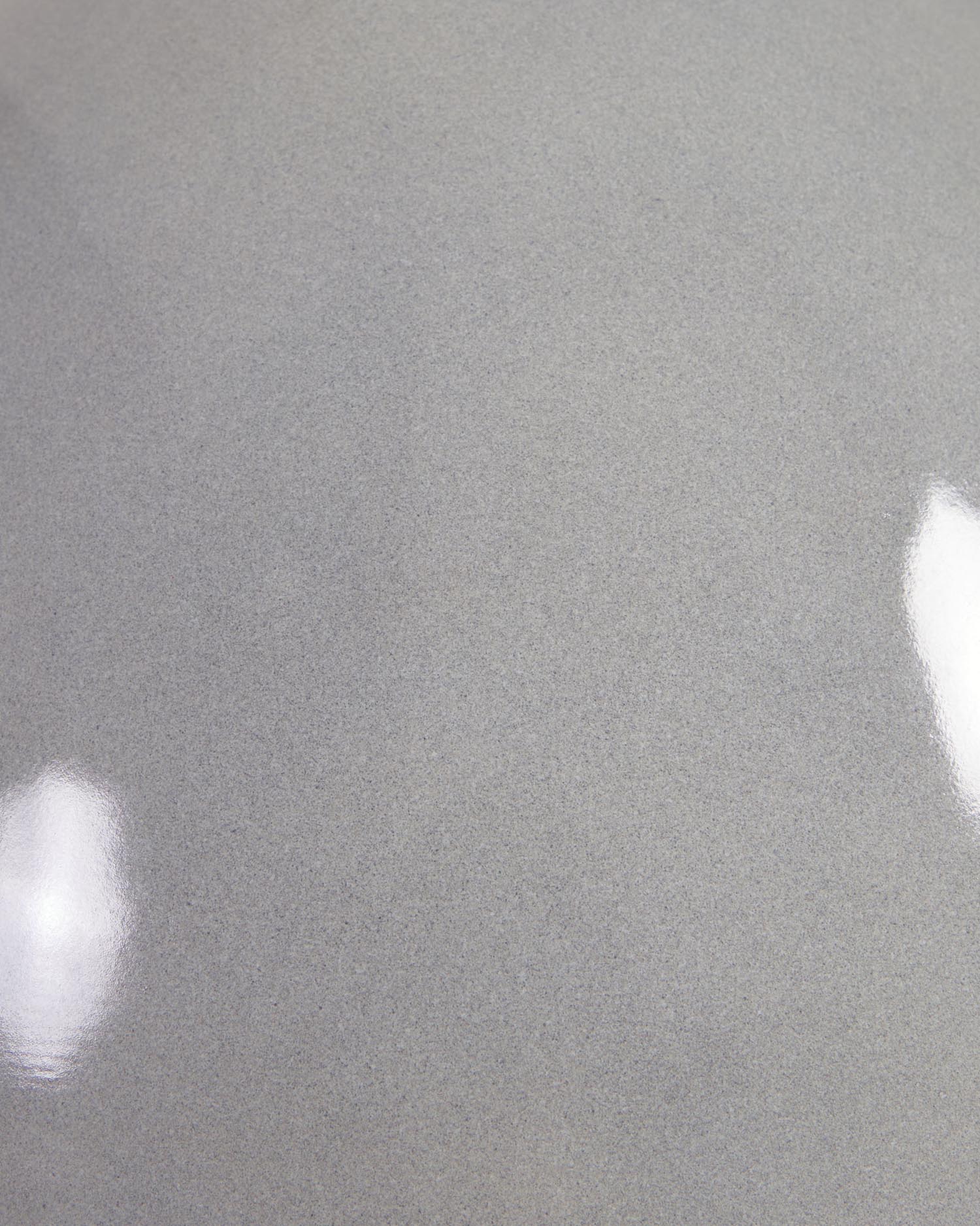 Entdecke die Neus Deckenlampe von Kave Home: Robuste Metall- und Keramikkombination, graues Finish, perfekt für stilvolle Akzente in jedem Raum.