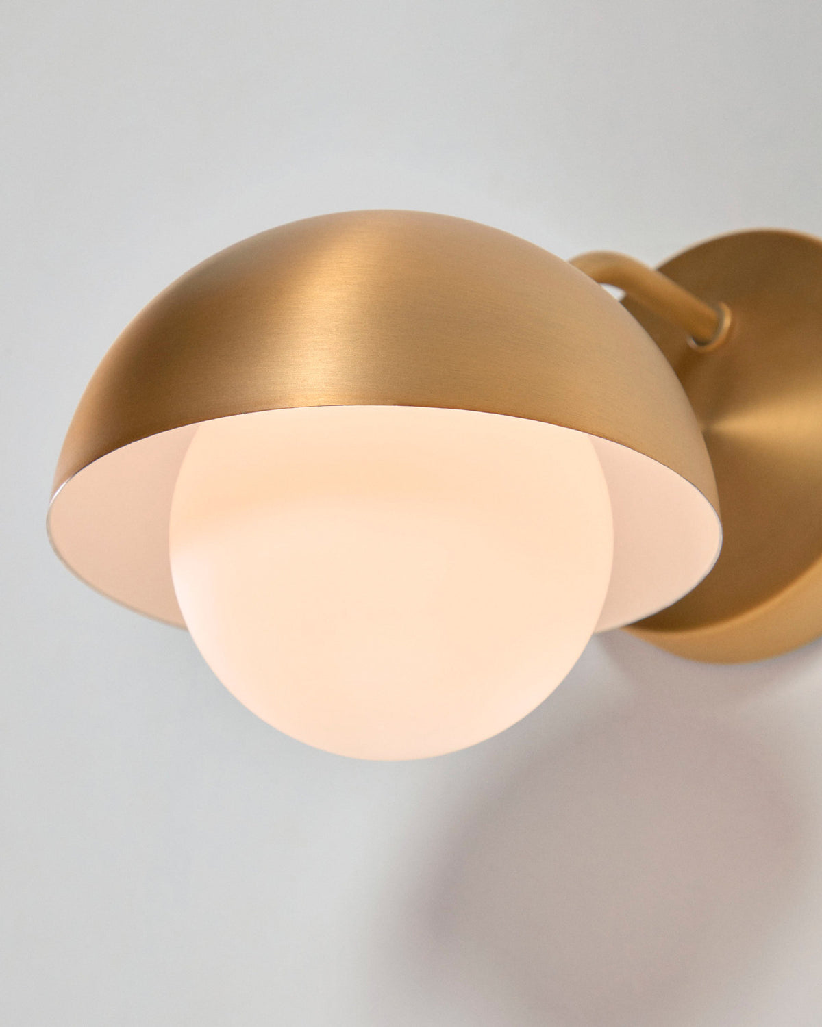 Lonela Wandleuchte aus Metall mit Messing-Finish in Gold präsentiert im Onlineshop von KAQTU Design AG. Wandleuchte ist von Kave Home
