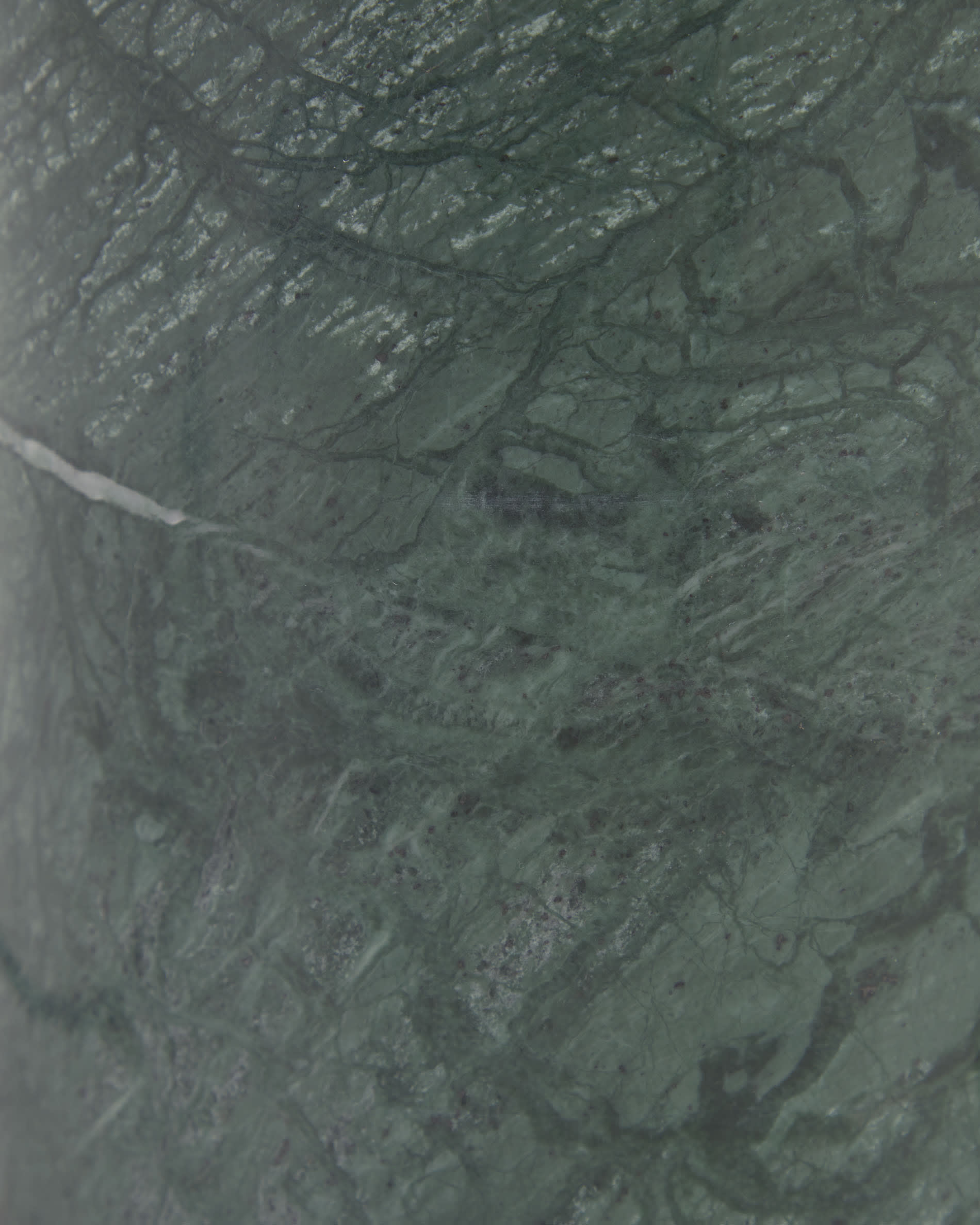 Elegante Lonela Stehlampe von Kave Home, aus grünem Marmor und sanftem Glas, perfektes Licht für stilvolle Räume.