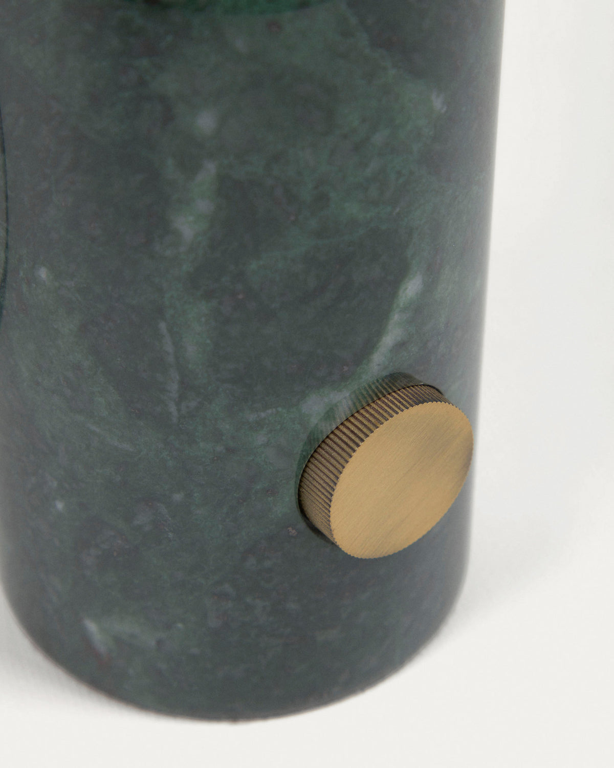 Lonela Tischlampe aus Marmor mit grünem Finish in Grün präsentiert im Onlineshop von KAQTU Design AG. Tischleuchte ist von Kave Home