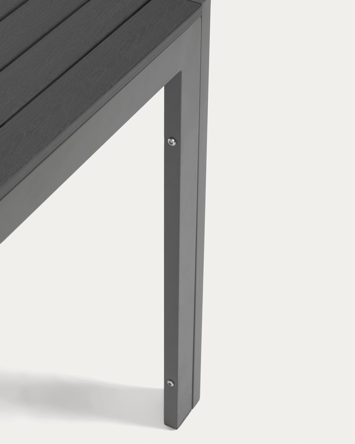 Stilvoller Sirley Gartentisch von Kave Home, 70 x 70 cm, aus langlebigem Aluminium und luxuriösem Marmor – ideal für jeden Außenbereich.