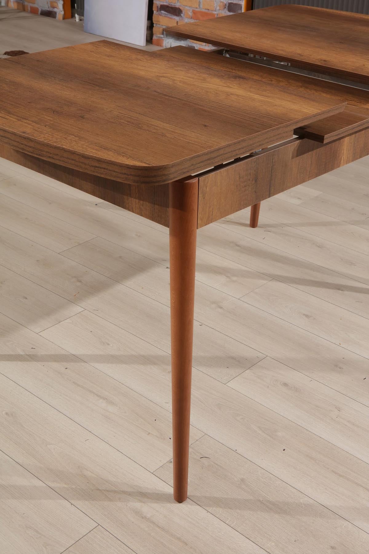 Entdecken Sie den Barok Esstisch von Hanah Home in stilvollem Walnuss-Design – perfekt für jede Gelegenheit, elegant und funktional!