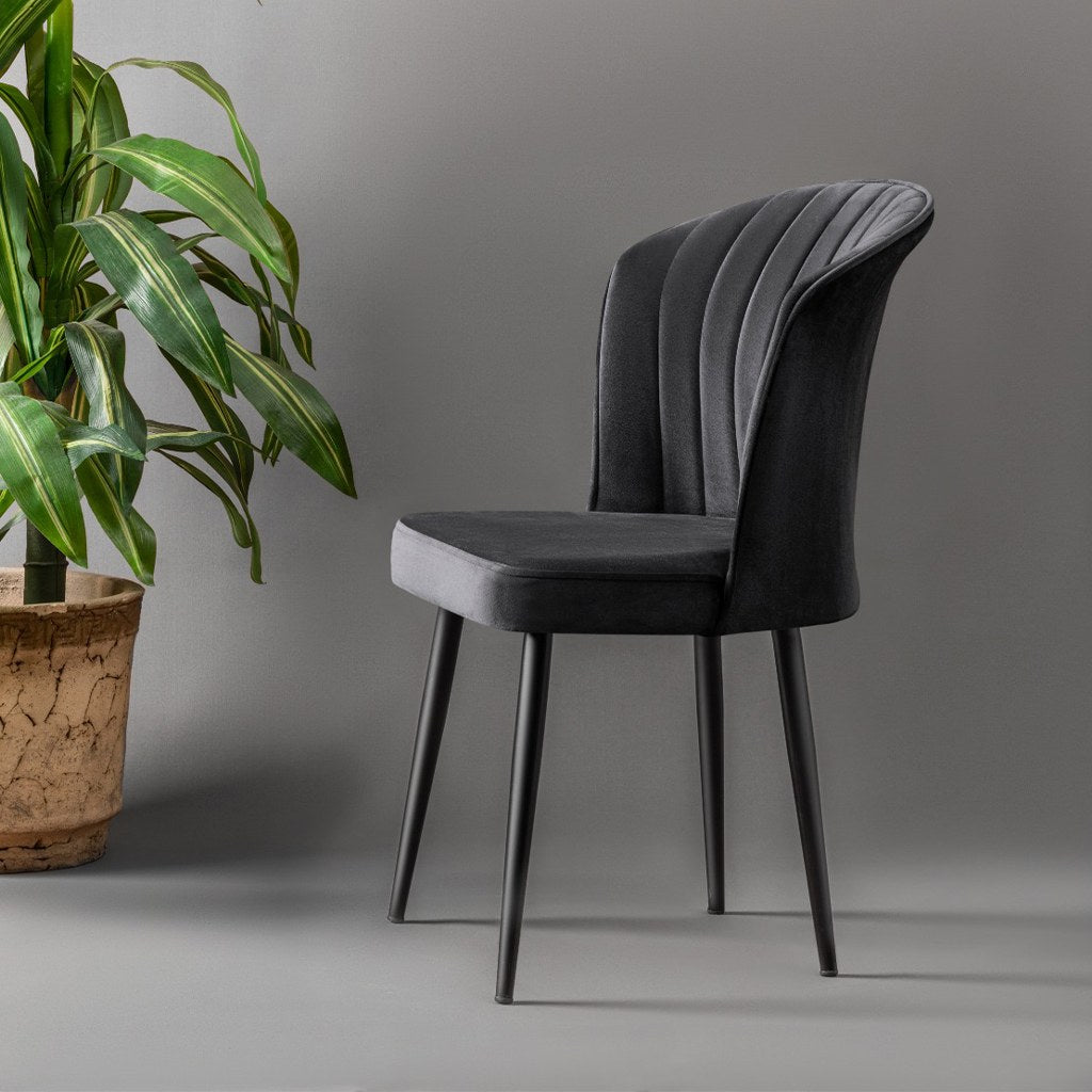 Erleben Sie den Rubi Stuhl in elegantem Schwarz von Hanah Home – die ideale Kombination aus modernem Design, Komfort und Langlebigkeit für Ihr Zuhause.
