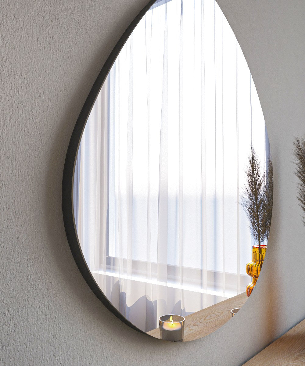 Entdecken Sie den eleganten Besso Spiegel in Schwarz von Hanah Home. Perfekt für jeden Raum, vereint er Stil und Funktionalität in einem zeitlosen Design.