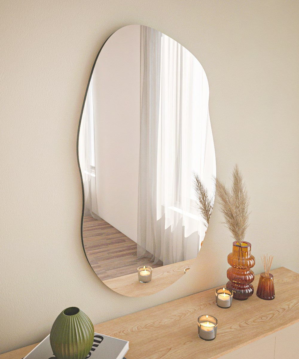 Verleihen Sie Ihrem Raum mit dem Lossa Spiegel von Hanah Home in Schwarz einen Hauch von Eleganz. Perfekt für jedes Zuhause, kombiniert er modernes Design mit praktischer Funktionalität.