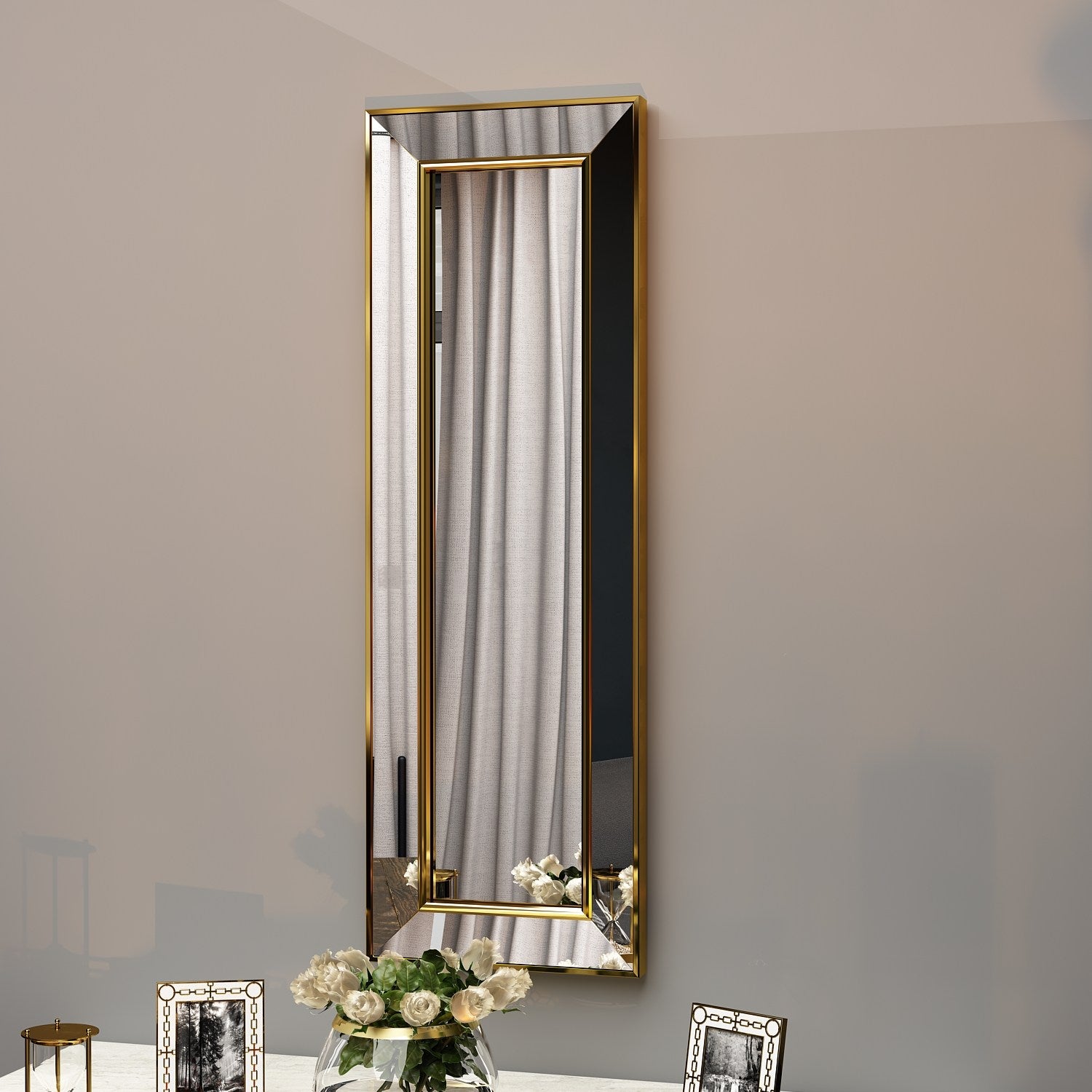 Eleganter goldener Spiegel von Hanah Home, der jedem Raum Glamour verleiht. Hochwertige Verarbeitung und modernes Design für stilvolle Akzente.