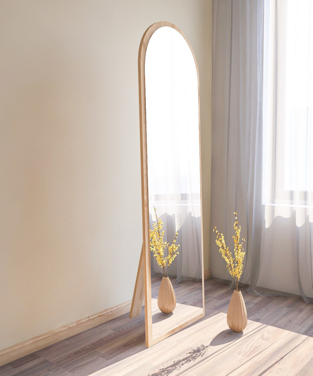 Entdecken Sie den eleganten Emma Spiegel von Hanah Home. Dieser ökologische Spiegel aus 100% MDF verleiht jedem Raum Stil und Wärme.