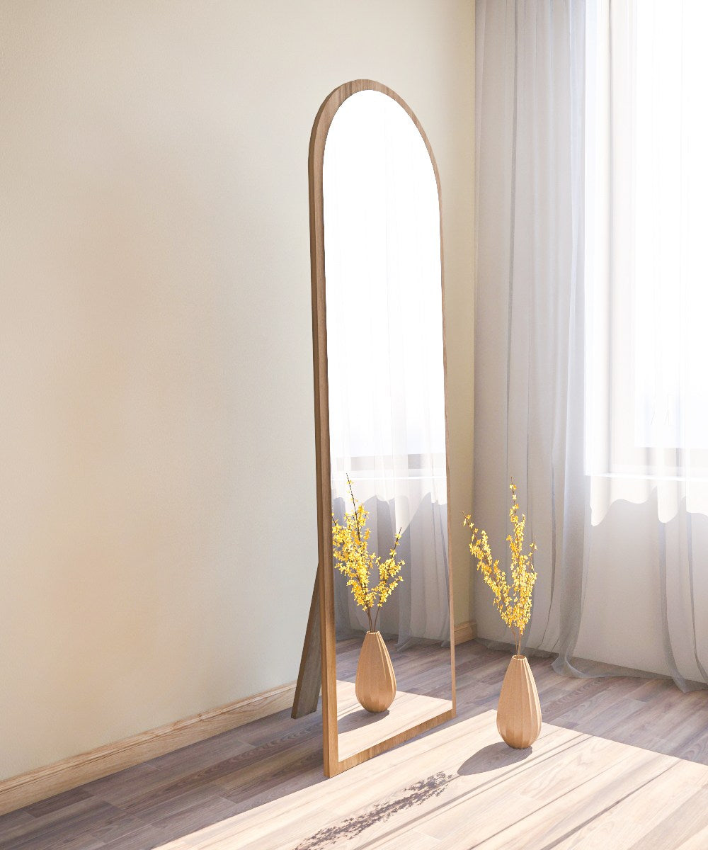 Entdecken Sie den eleganten Emma Spiegel in Walnuss von Hanah Home. Ein ökologisches Highlight für Ihr Zuhause, das Stil und Wärme vereint.