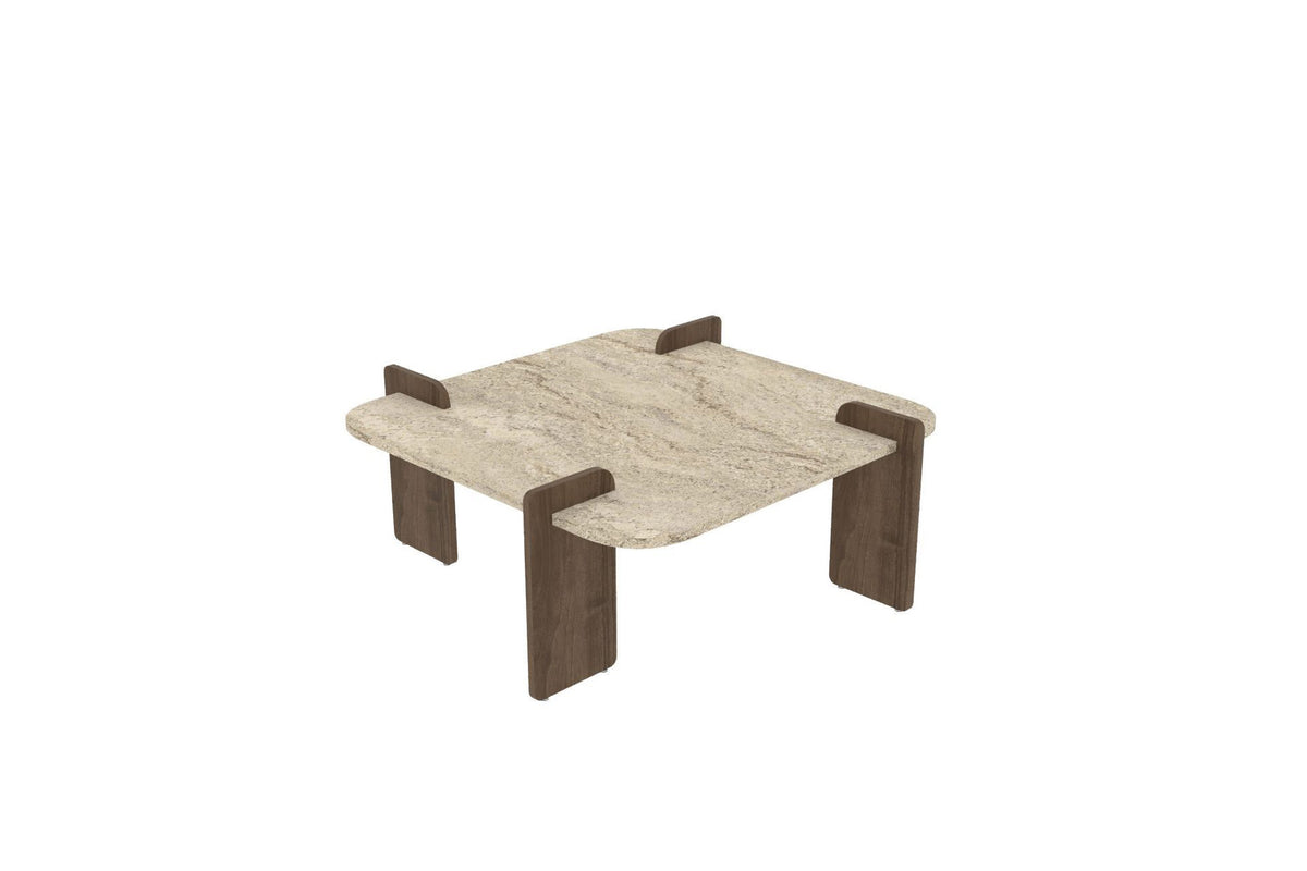 Couchtisch Afrolli von Hanah Home mit Platte in Travertin-Optik und Gestell in Nussbaum-Optik, quadratische Form, niedrige Höhe.