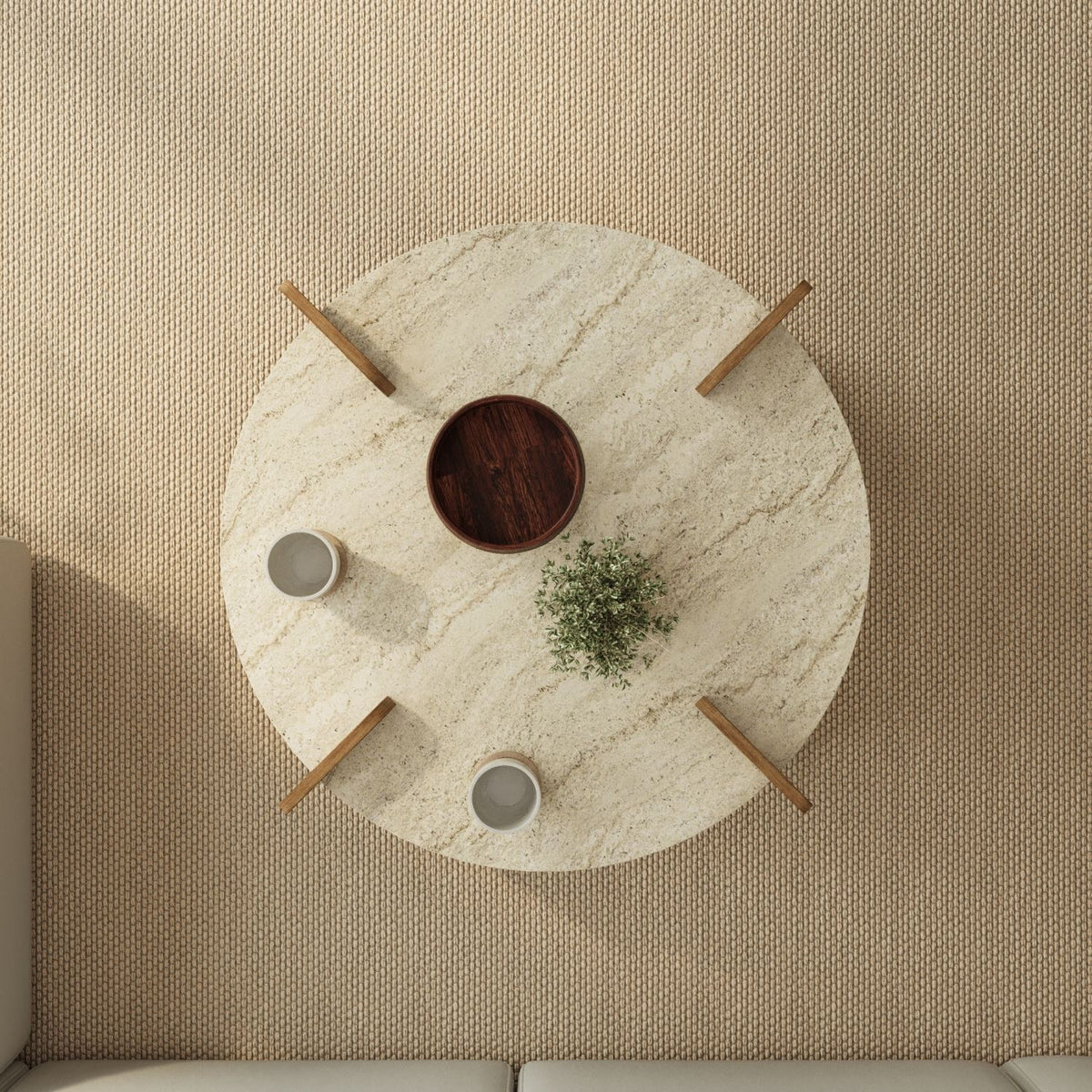 Couchtisch Avoure von Hanah Home mit Tischplatte in Travertin-Optik und Gestell in Nussbaum-Farbton, Masse 90x90x35 cm (B/T/H).