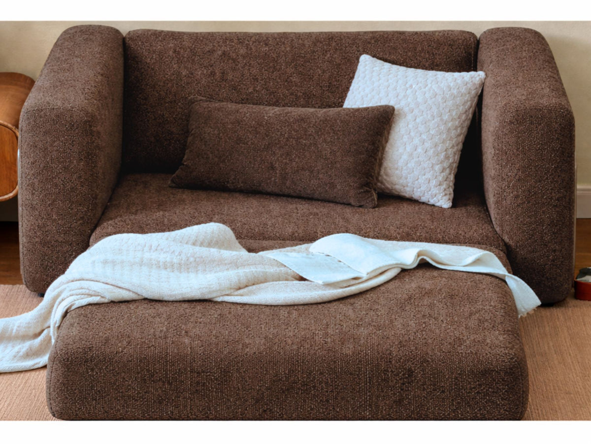 Braunes 1-Sitzer Schlafsofa aus 100% Bouclé-Stoff mit gepolsterter Sitzfläche und ausklappbarer Liegefläche in kompakter Form.