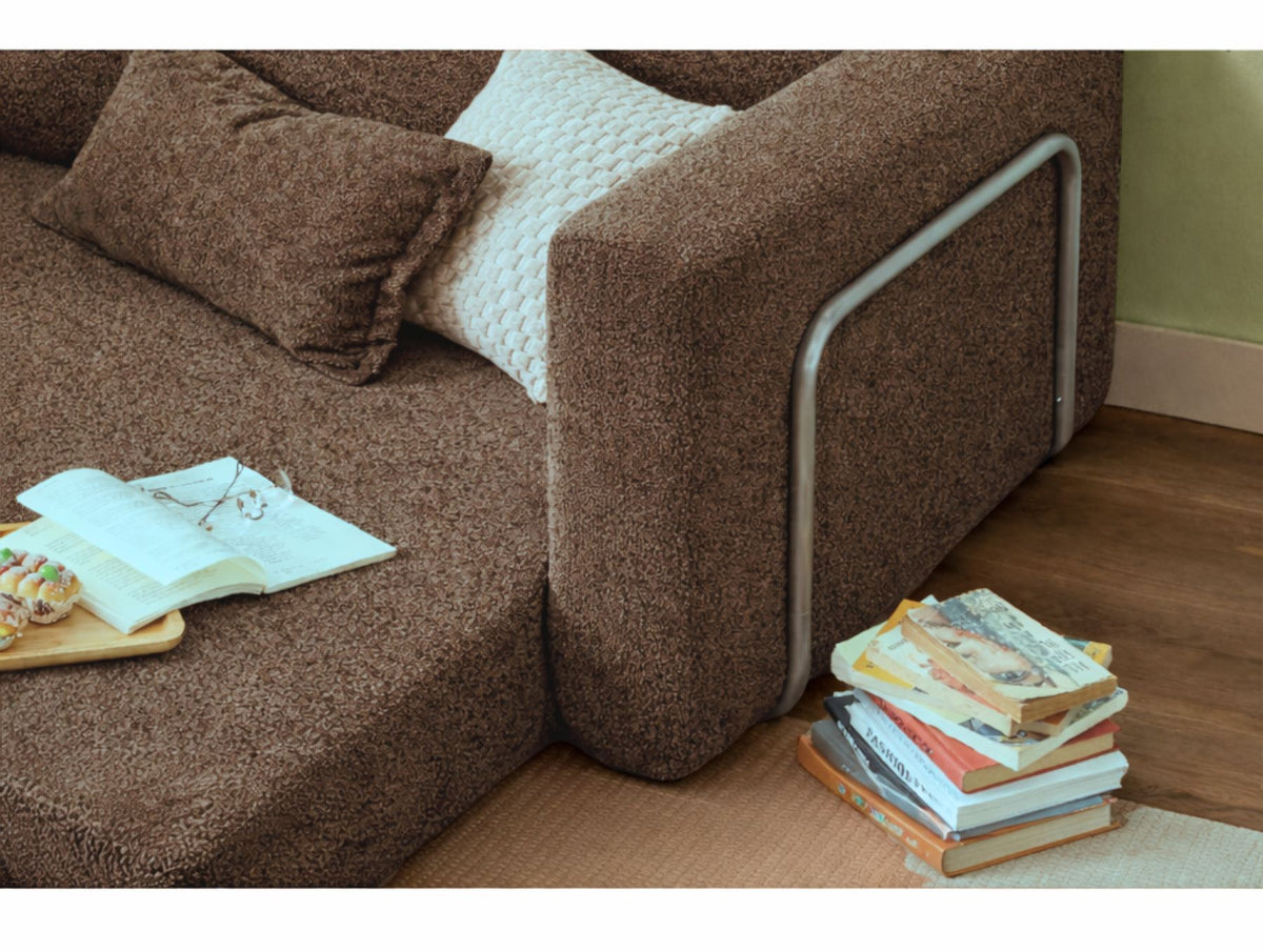 Braunes 1-Sitzer Schlafsofa aus 100% Bouclé-Stoff mit gepolsterter Sitzfläche und ausklappbarer Liegefläche in kompakter Form.