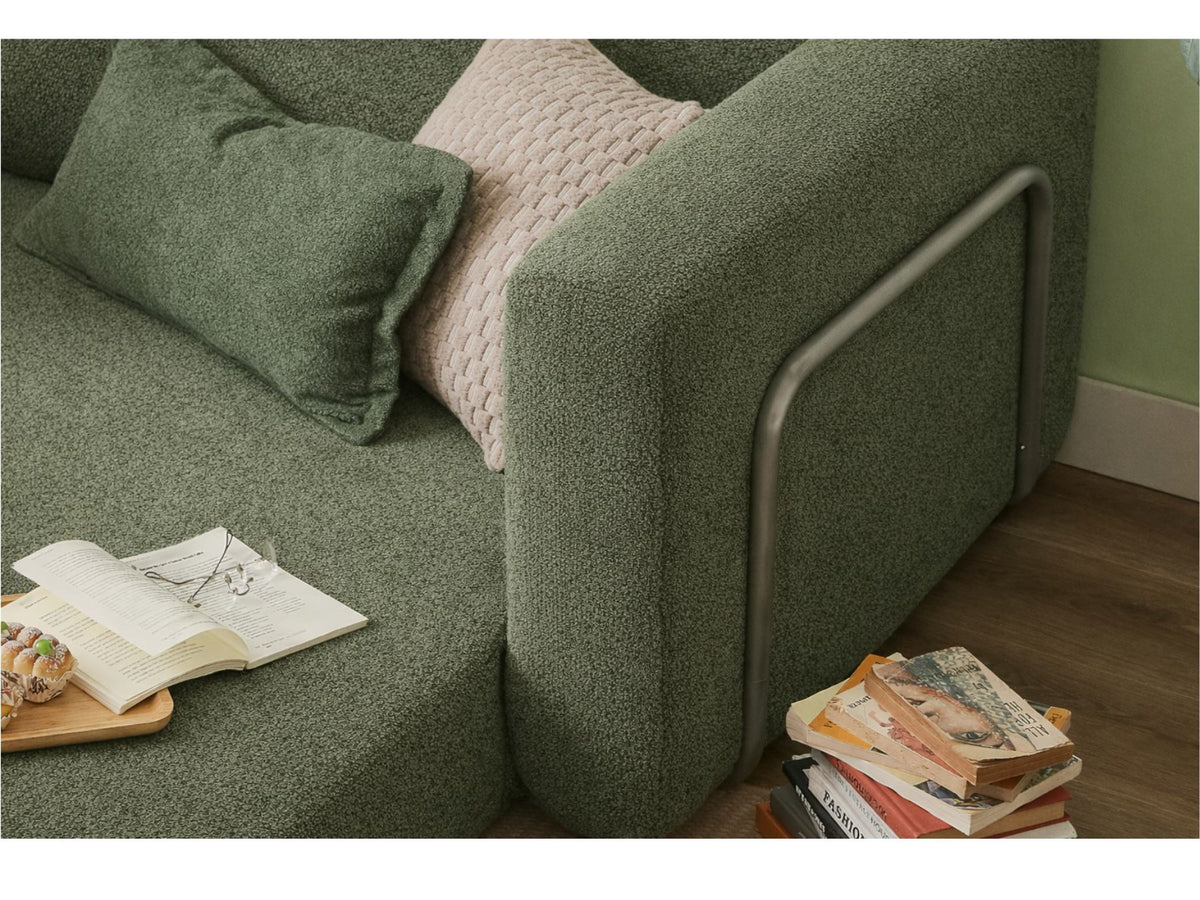 Grünes 1-Sitzer Schlafsofa aus Bouclé-Stoff von Hanah Home, kompakte Form mit Armlehnen und Rollverpackung, Sitzhöhe 35 cm.